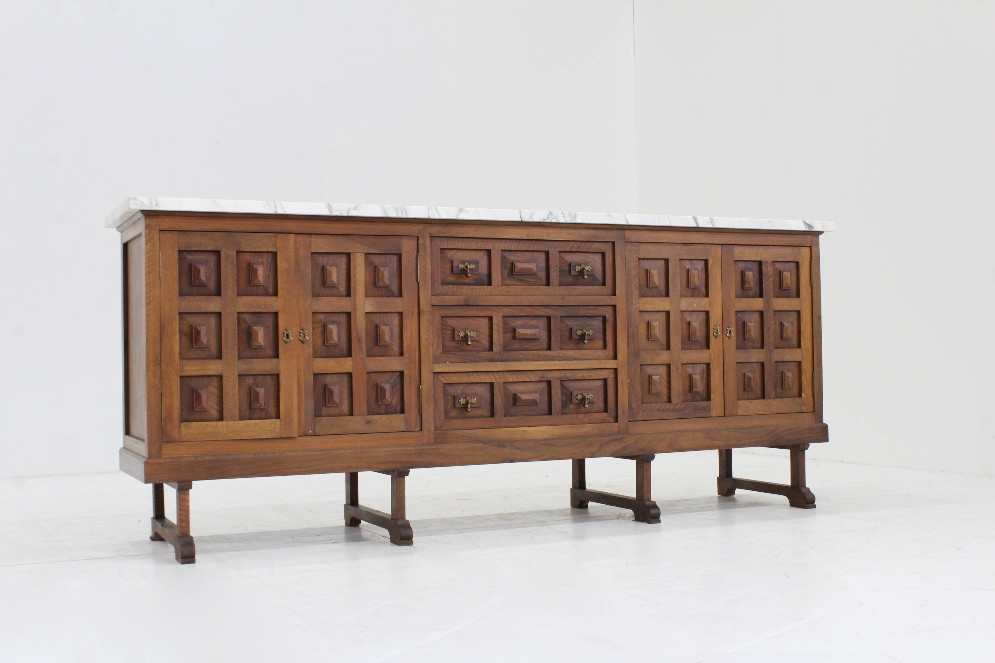 Buffet brutaliste espagnol en bois massif et marbre