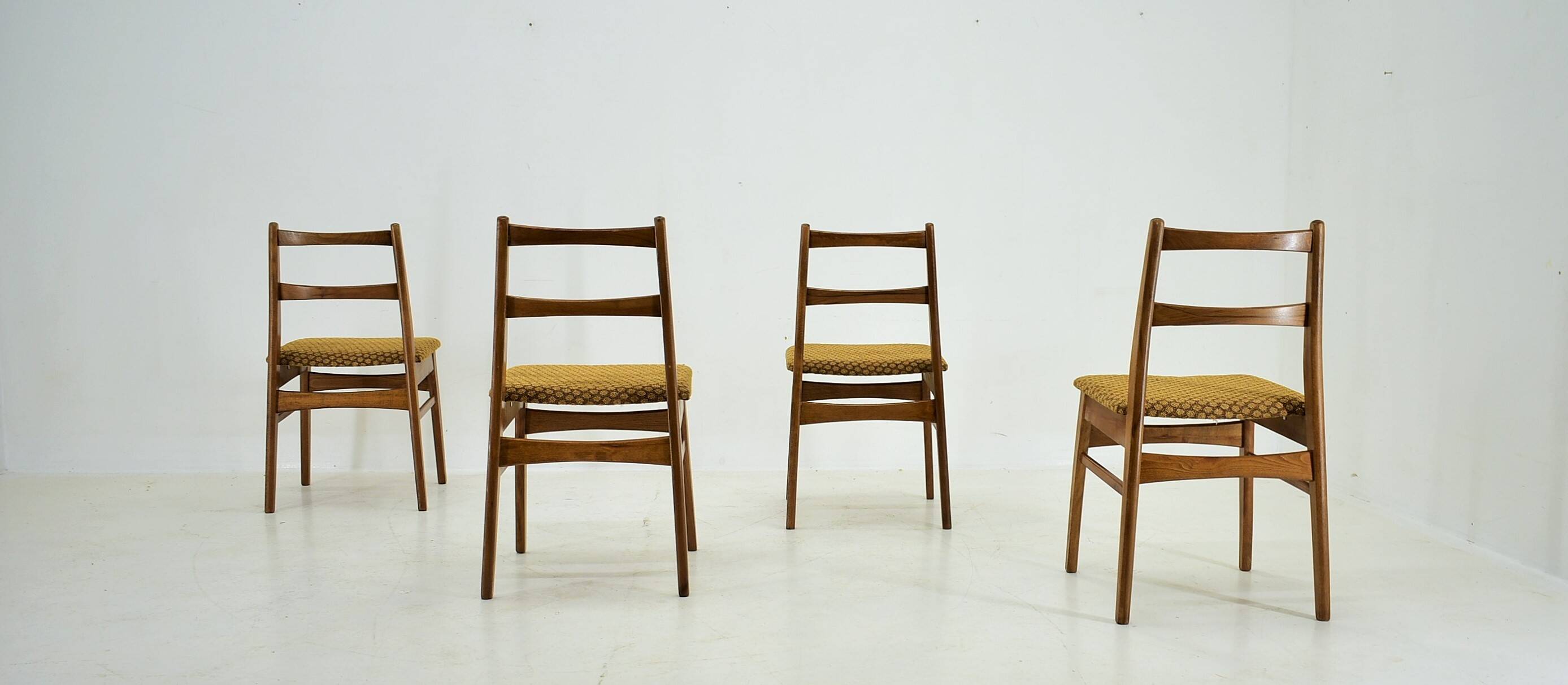 4 chaises de salle à manger en hêtre années 1960, Tchécoslovaquie