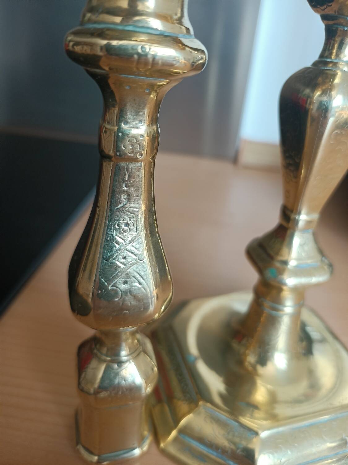 Bougeoirs ciselés en bronze doré