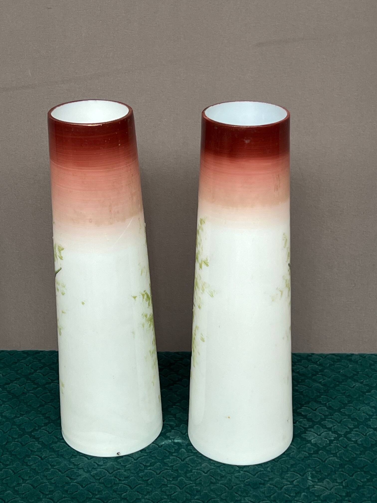 Paire de vases en opaline. Peints à la main.