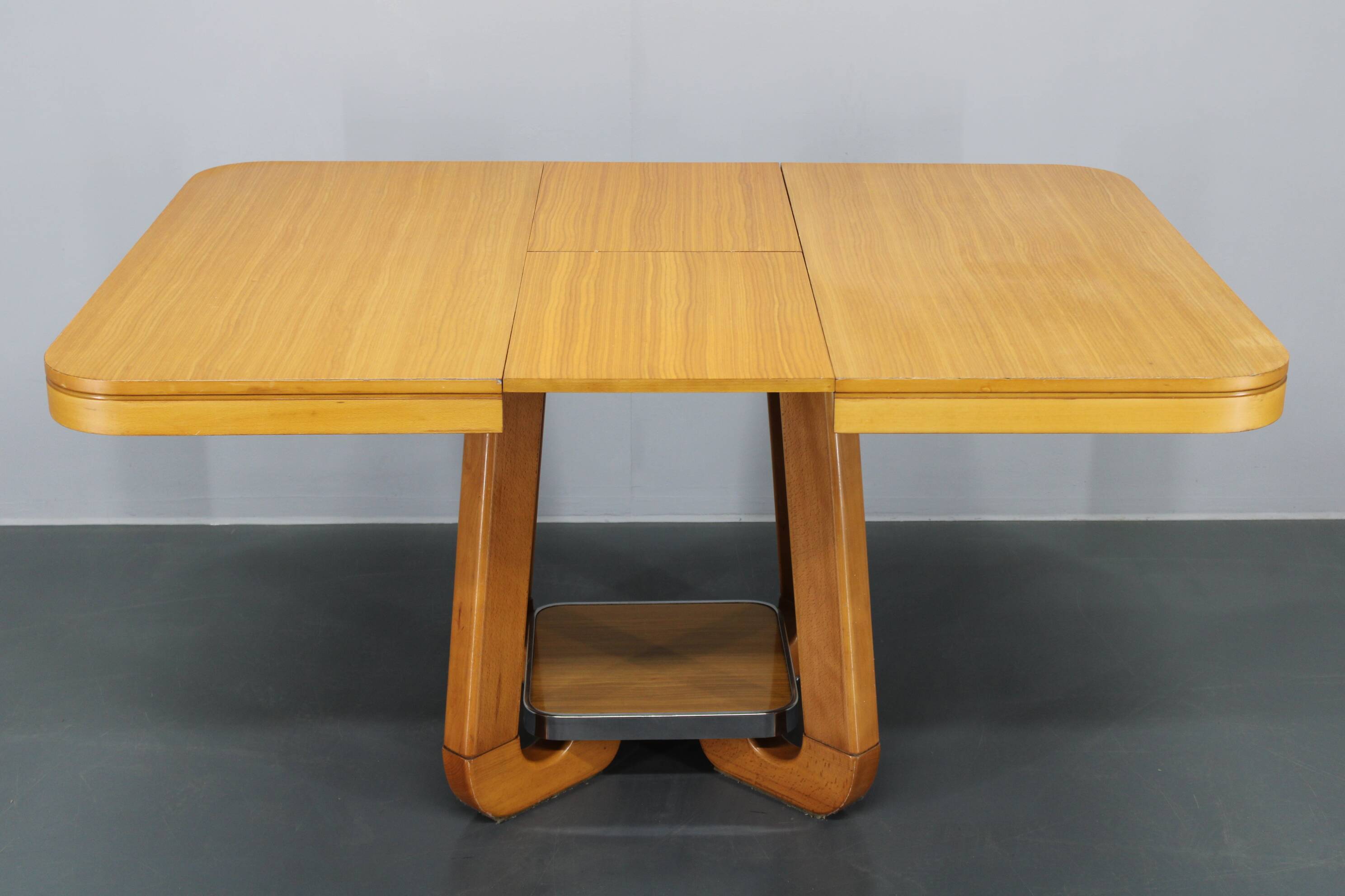 1970s Italian Extendable Dining Table in Maple Finish