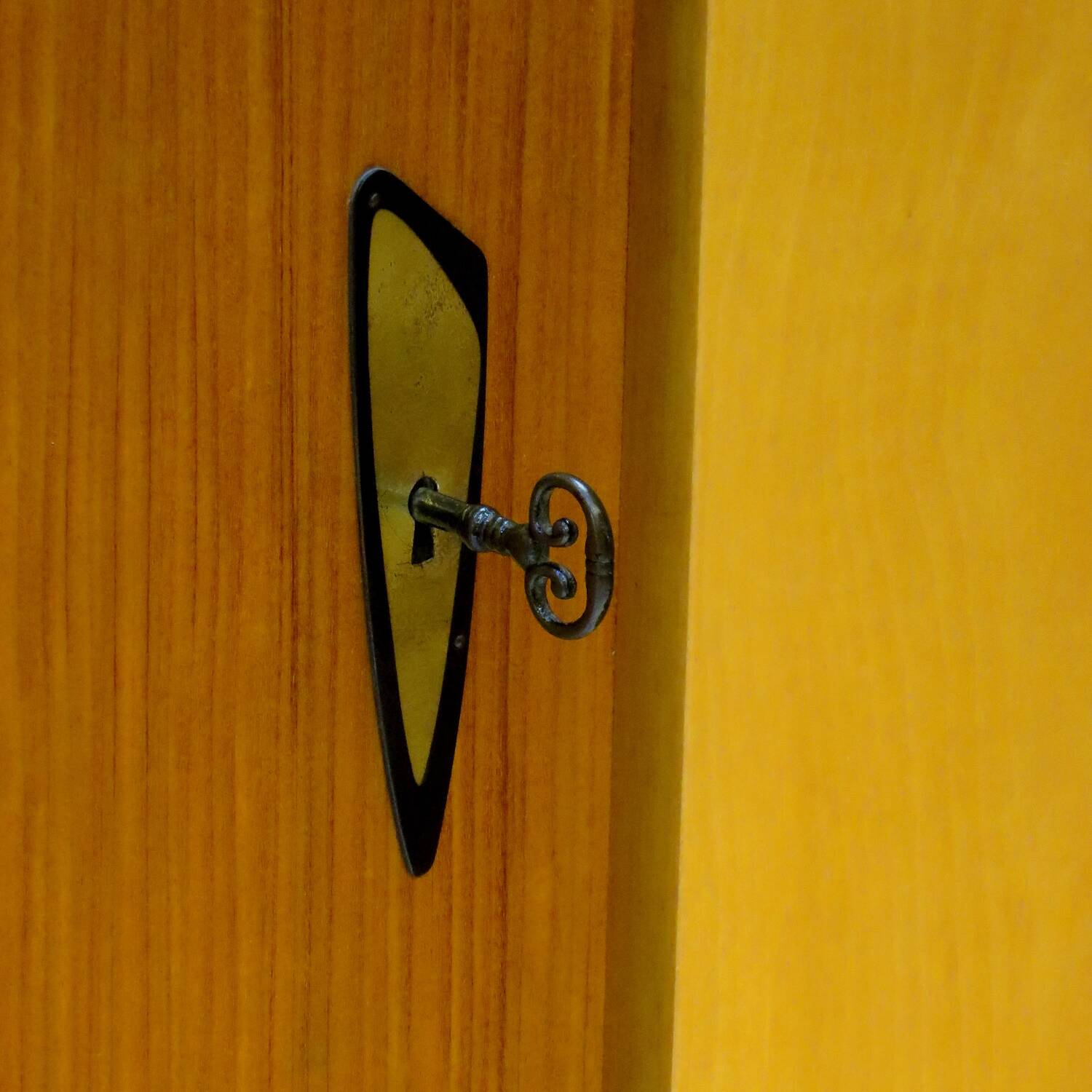 Armoire vintage à 4 portes, design moderne du milieu du siècle, en érable et teck, années 1950