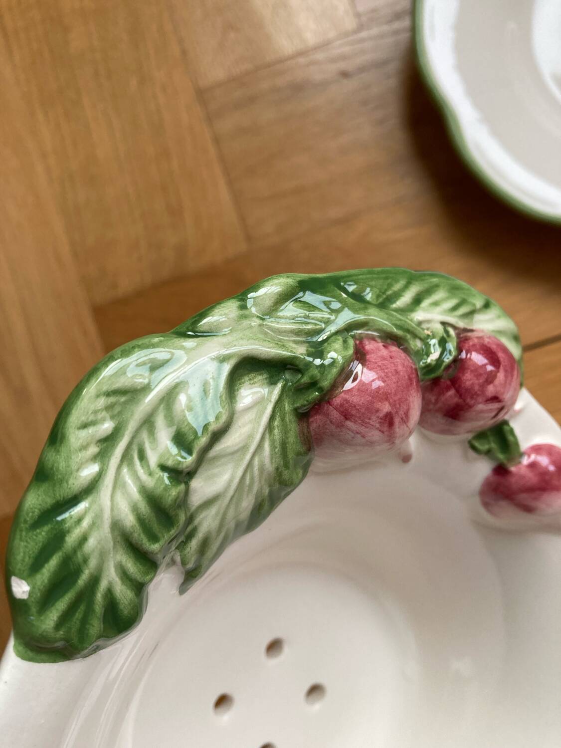 Fg Radish Barbotine Drainer Bowl