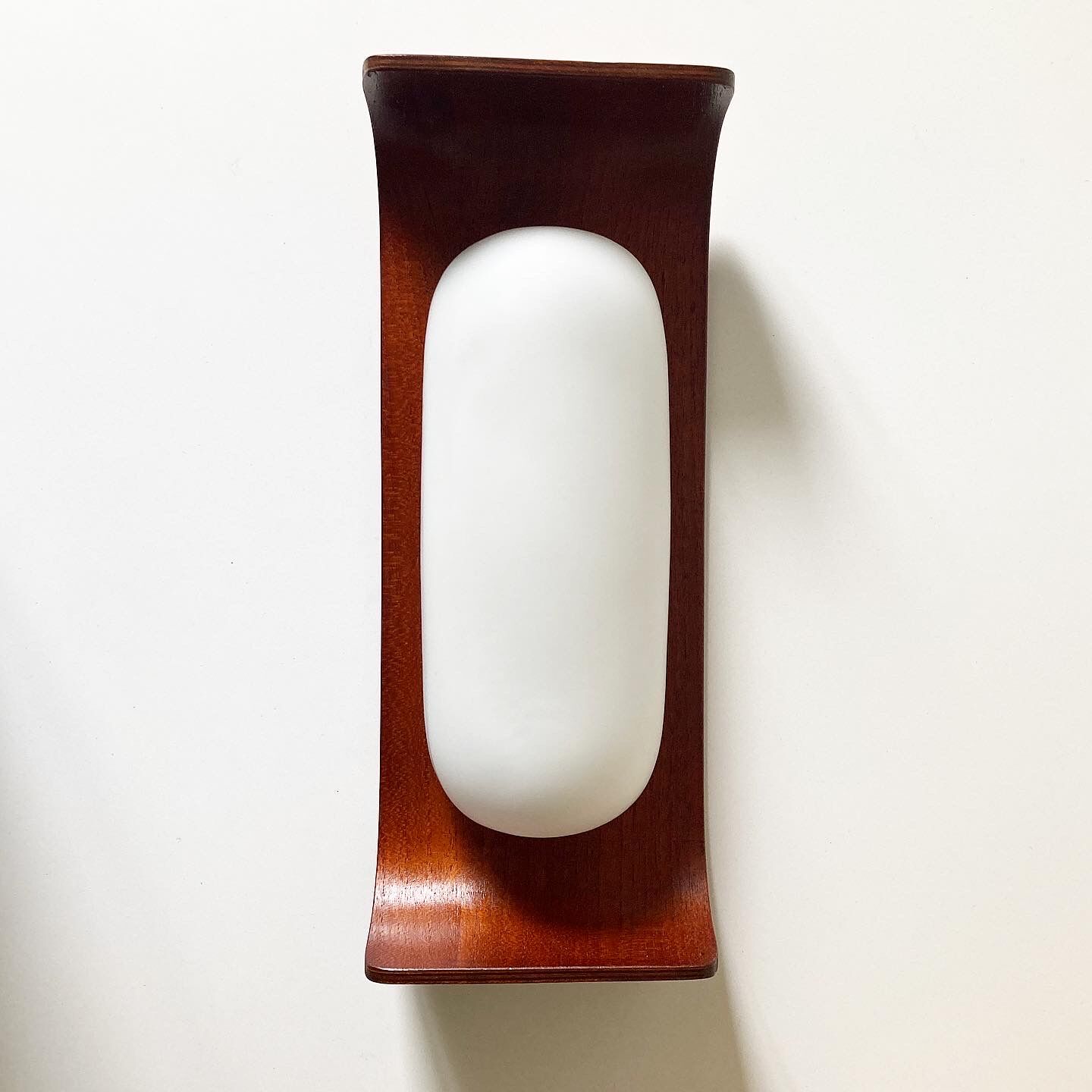 Wall lamp Goffredo Reggiani in teak wood and opaline 1960