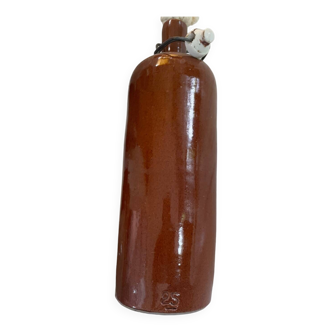 Bouteille en grès bouchon en porcelaine