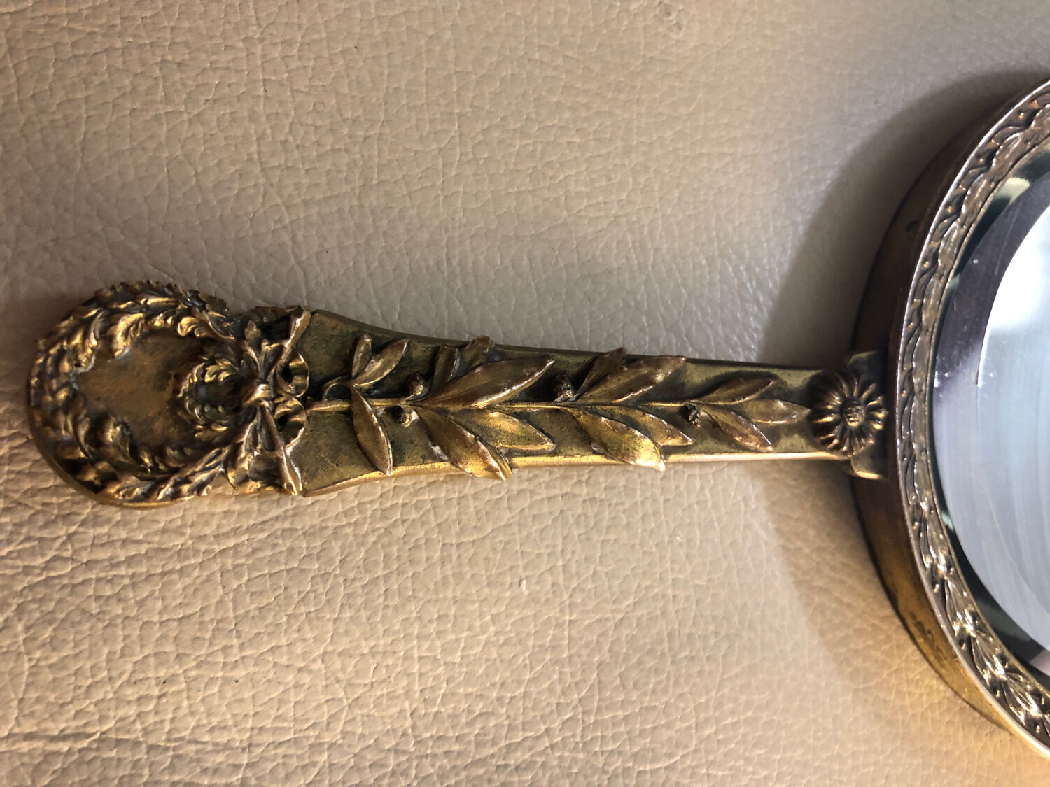 Hand mirror in gilded bronze