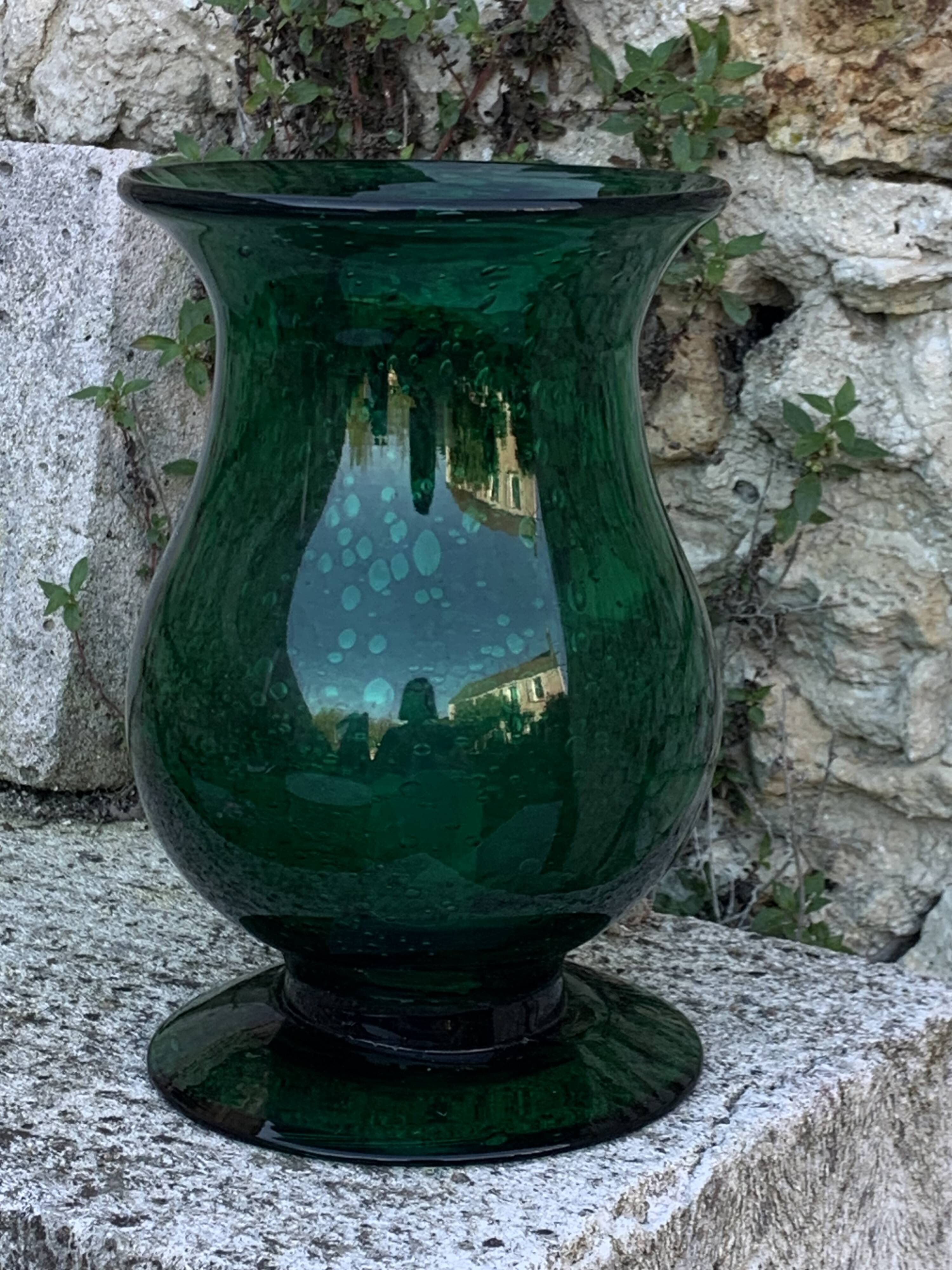 Grand Photophore, Bougeoir en verre soufflé vert, de style verrerie de BIOT, made in france