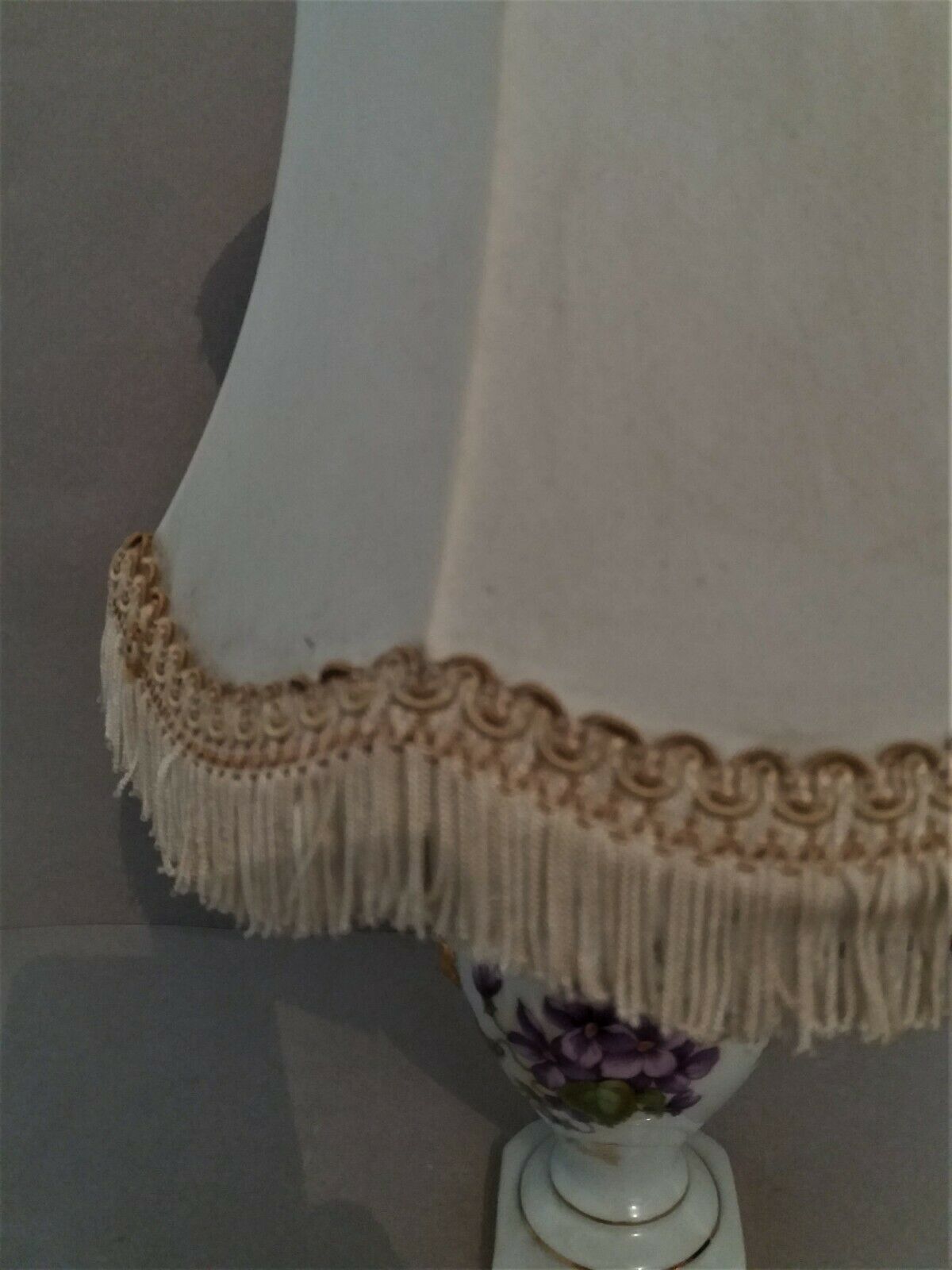 Small porcelain bedside lamp décor violets perfect working condition