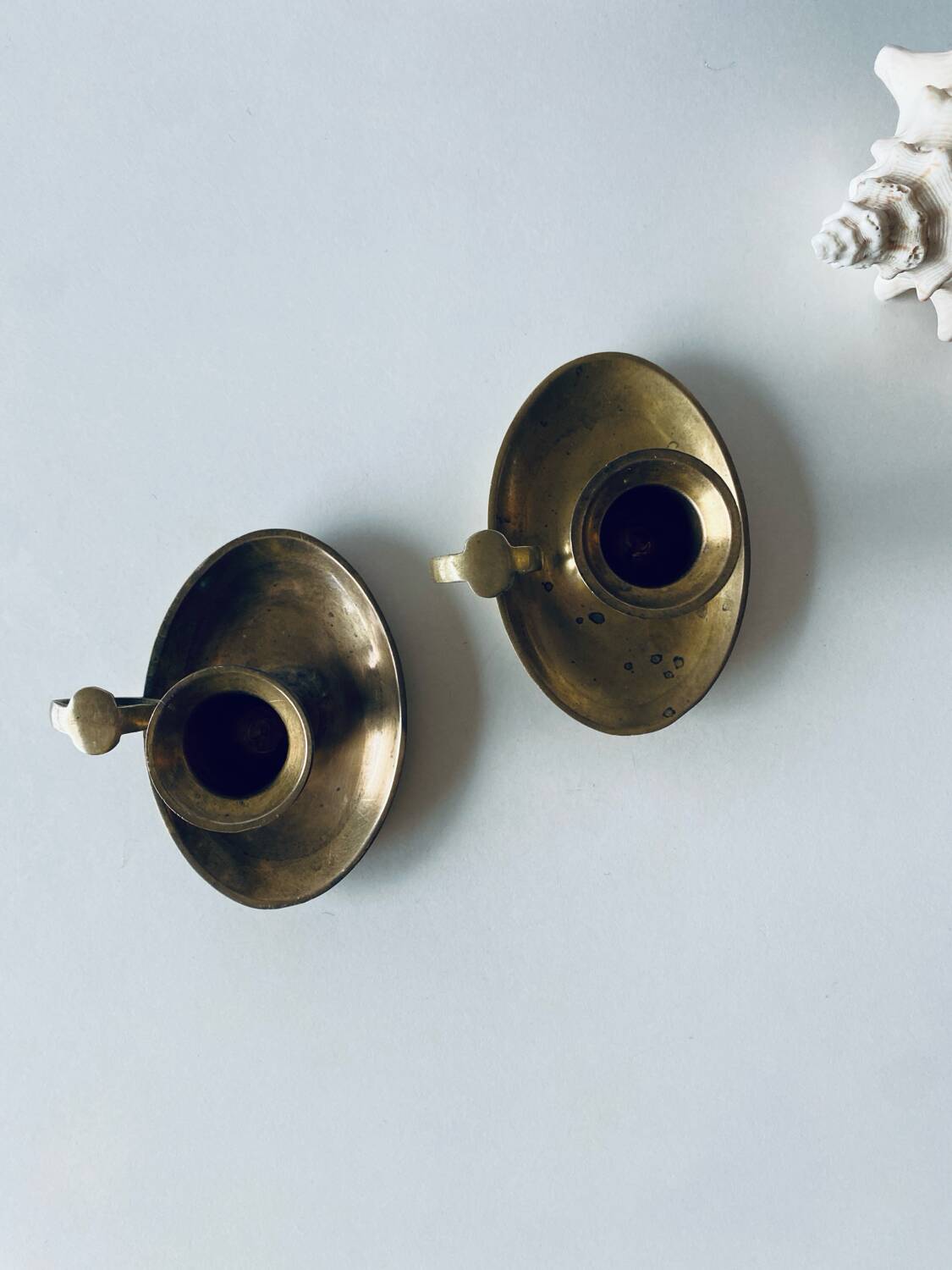 Paire de bougeoirs pouciers en laiton