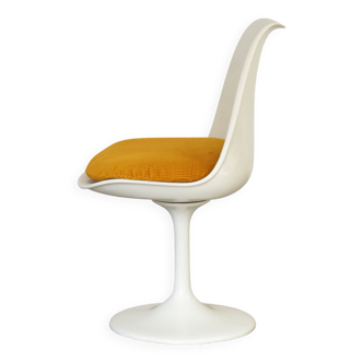 Tulip swivel chairs by Eero Saarinen