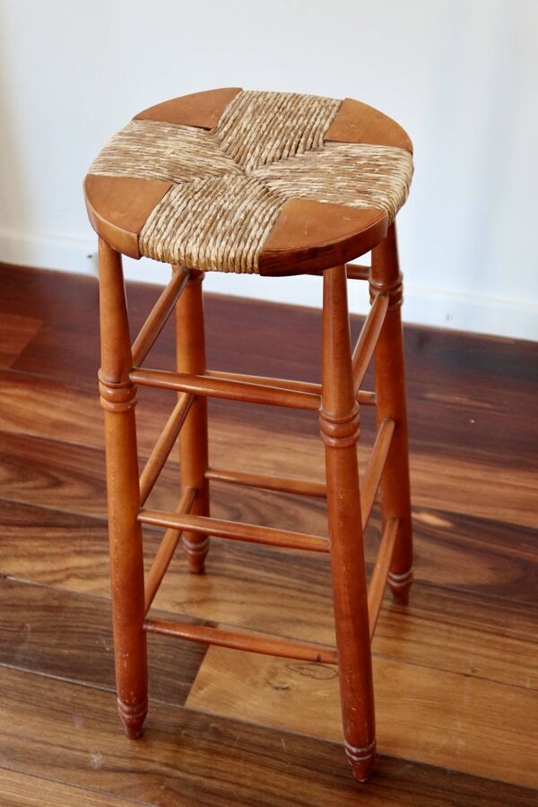 Tabouret de bar ancien en bois et assise paillée