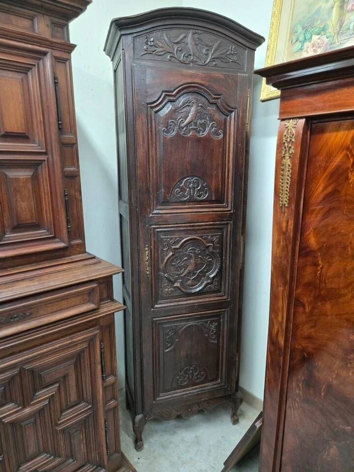 Louis XV period Lyonnaise bonnetière in solid walnut,