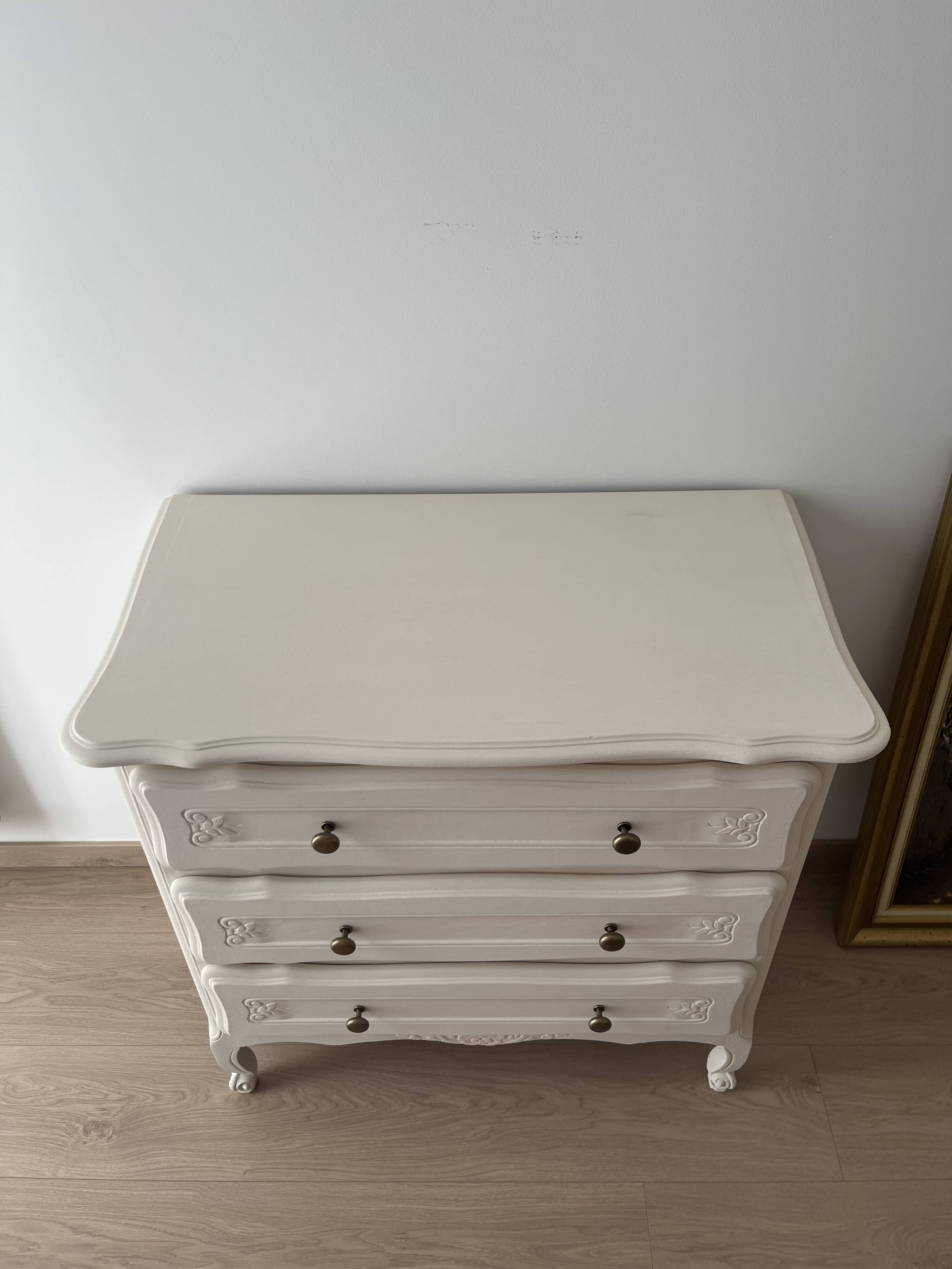 Commode blanc plume