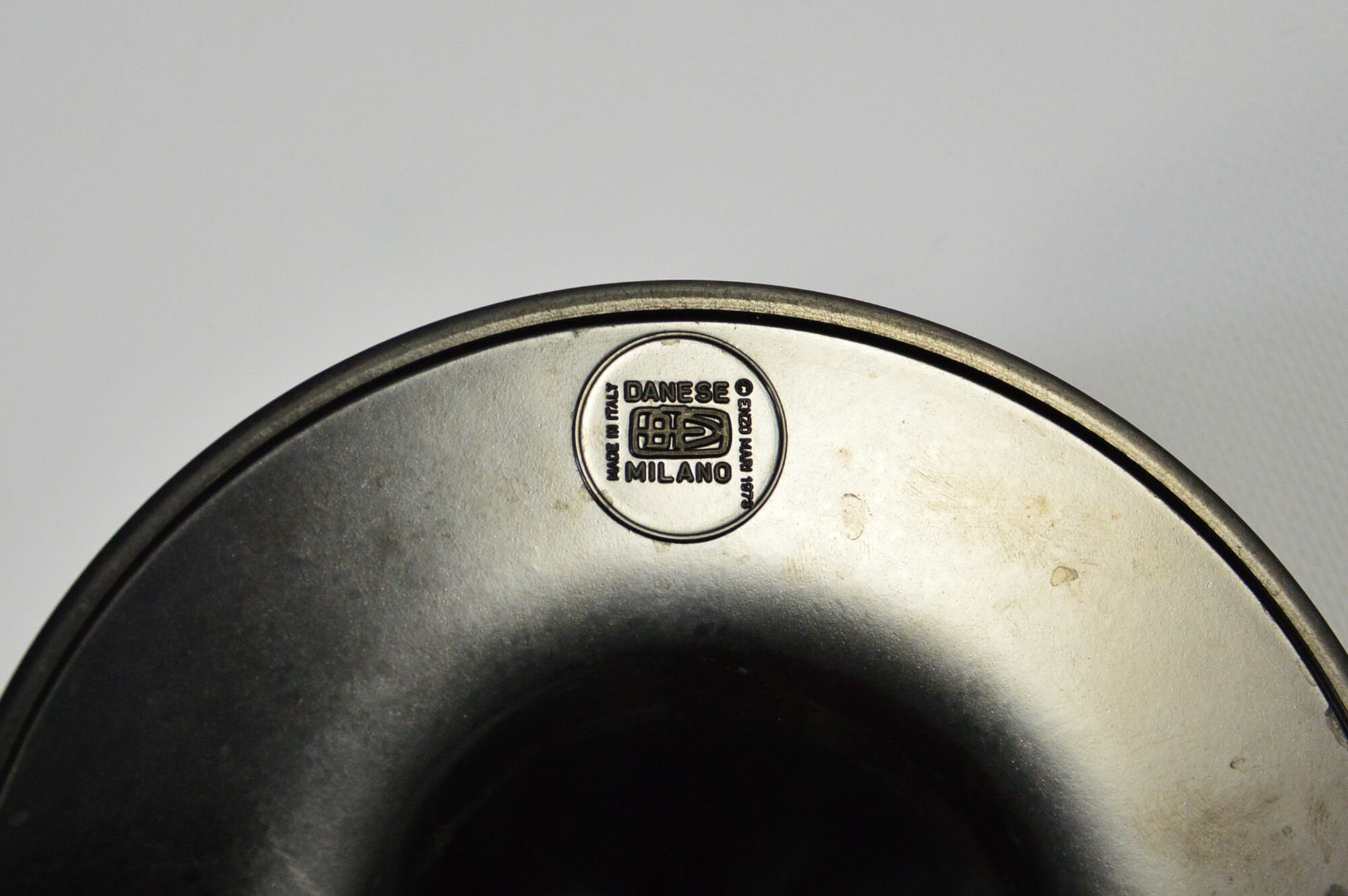 Lotus ashtray in black melamine by Enzo Mari for Danese, 1973