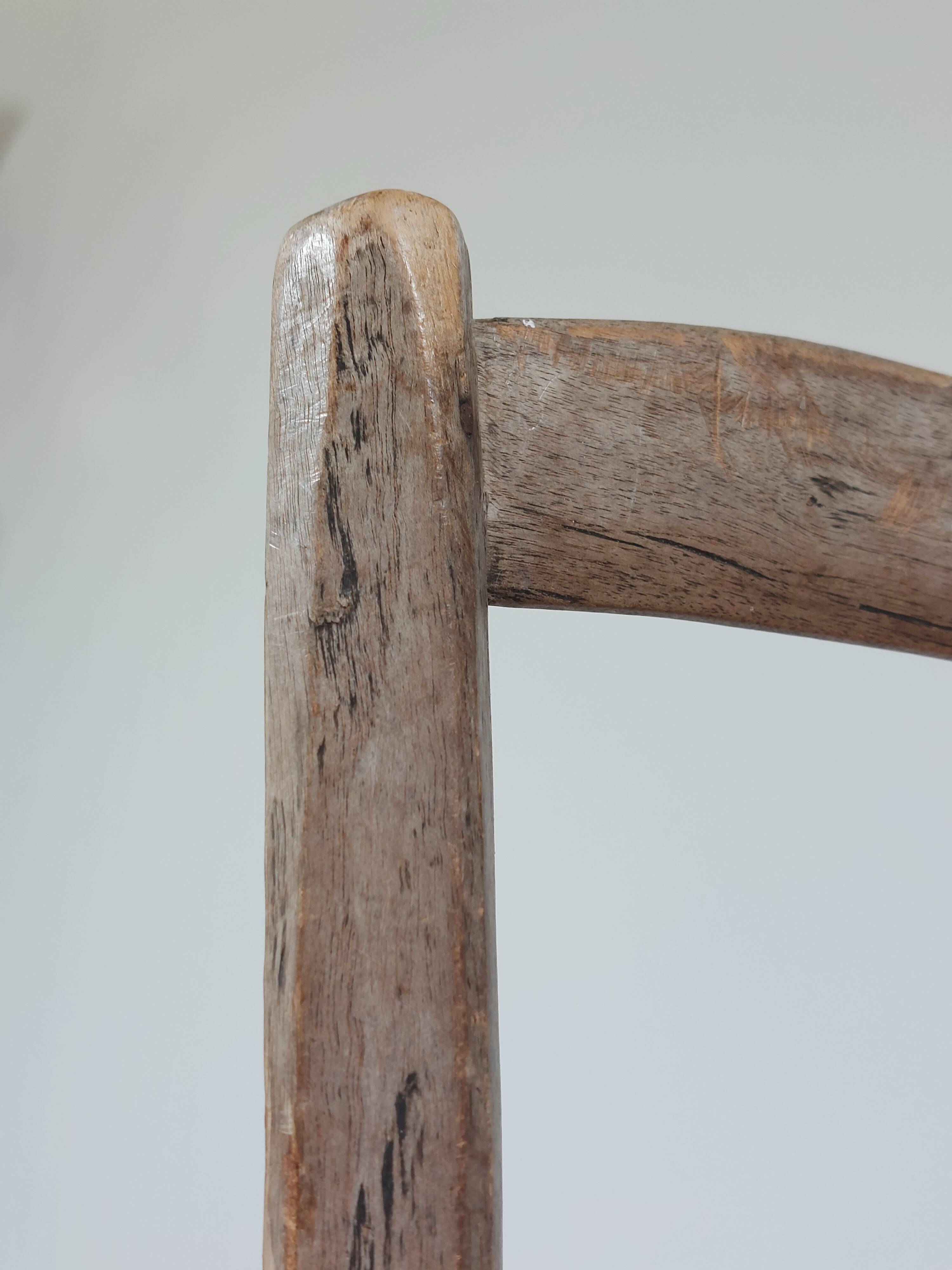 Antique wooden patinated travail populaire rope seat chair