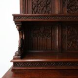 Rare grande armoire néogothique en chêne sculpté à la main du début du XIXe siècle