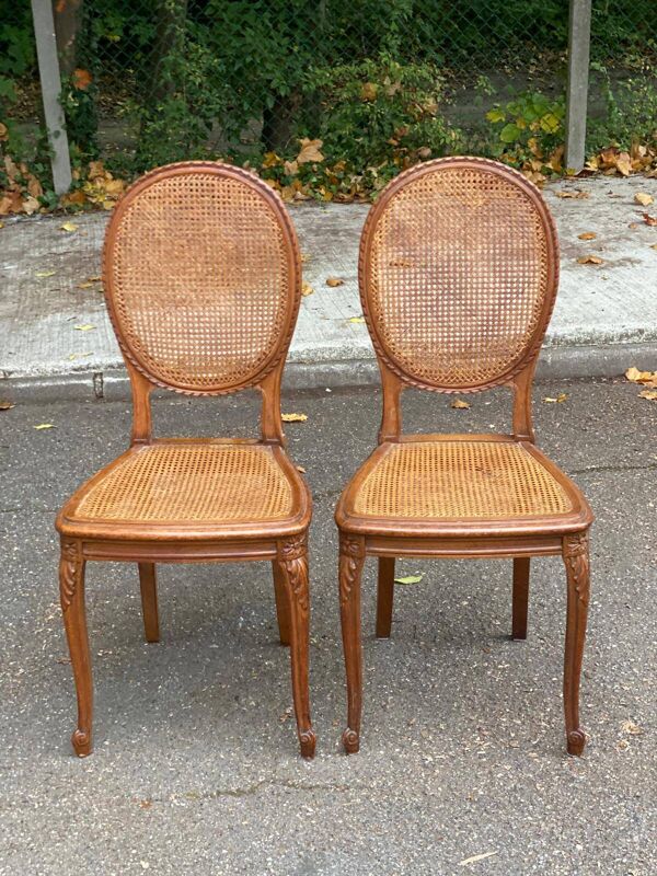 2 chaises médaillon style Louis XV en bois massif et cannage