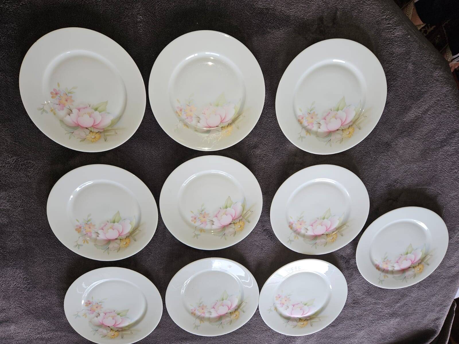 10 dessert plates made of Limoges porcelain, France.