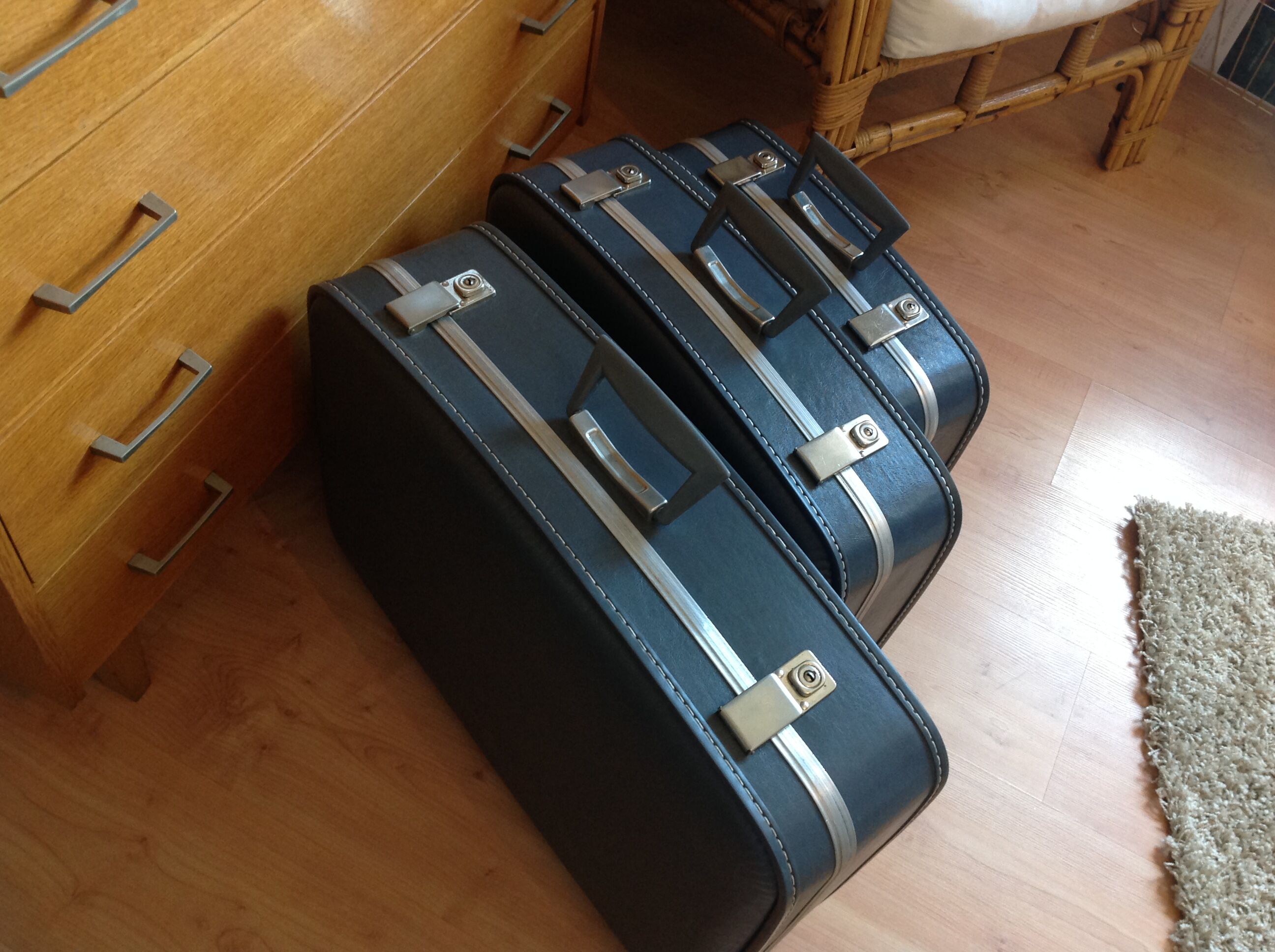 Set of three grey air hostess suitcases / vintage 60s-70s