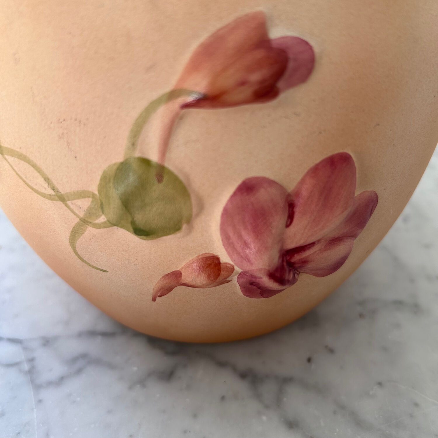 Cache pot en barbotine décor capucines 