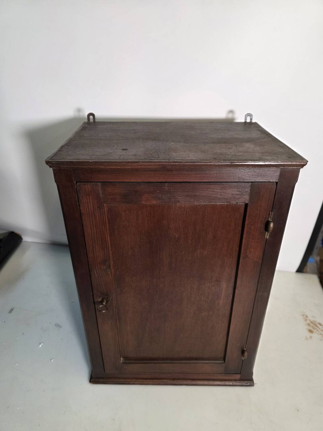 Trade cabinet to be placed or wall-mounted, 1940s.