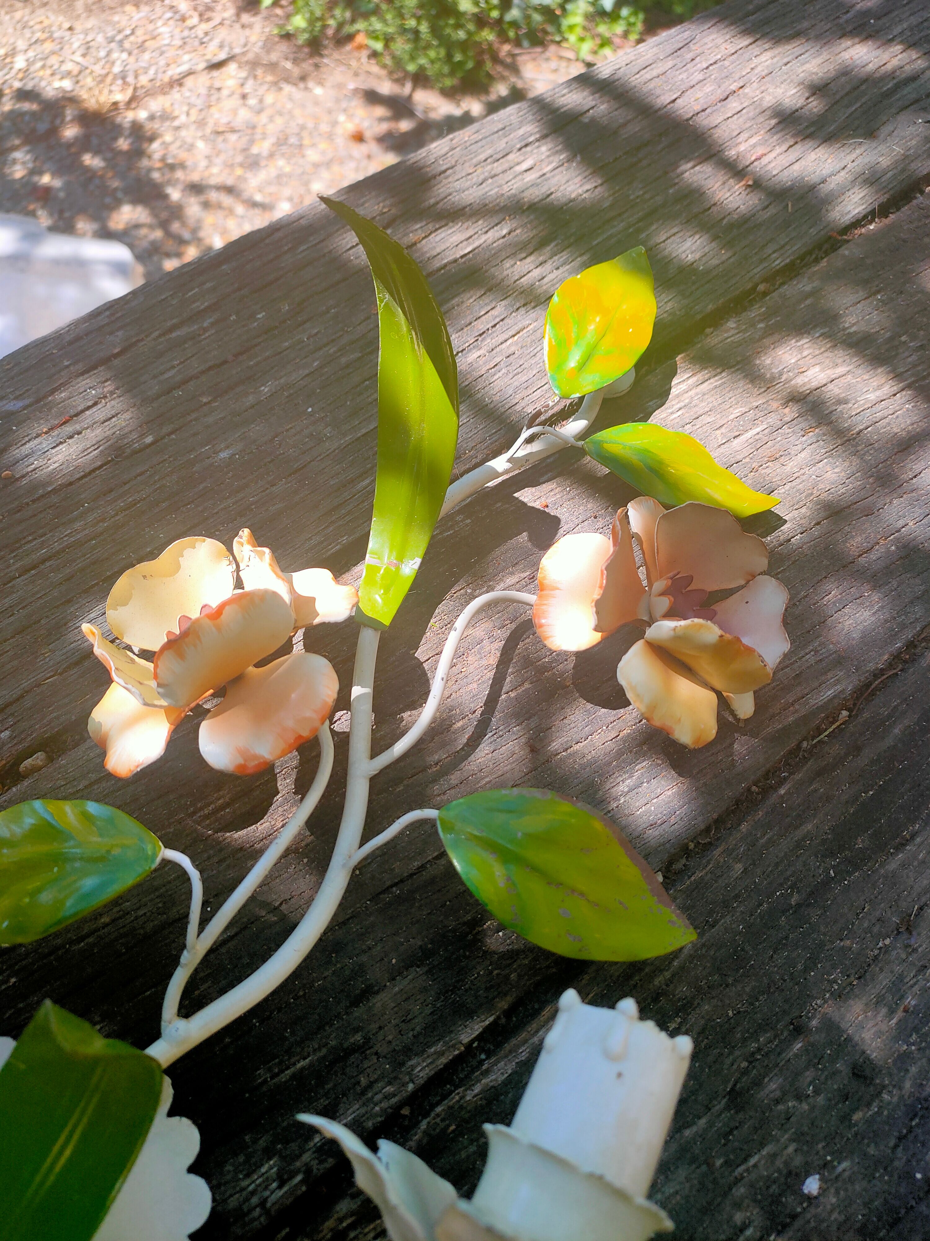 Romantic wall lamp in enamelled metal
