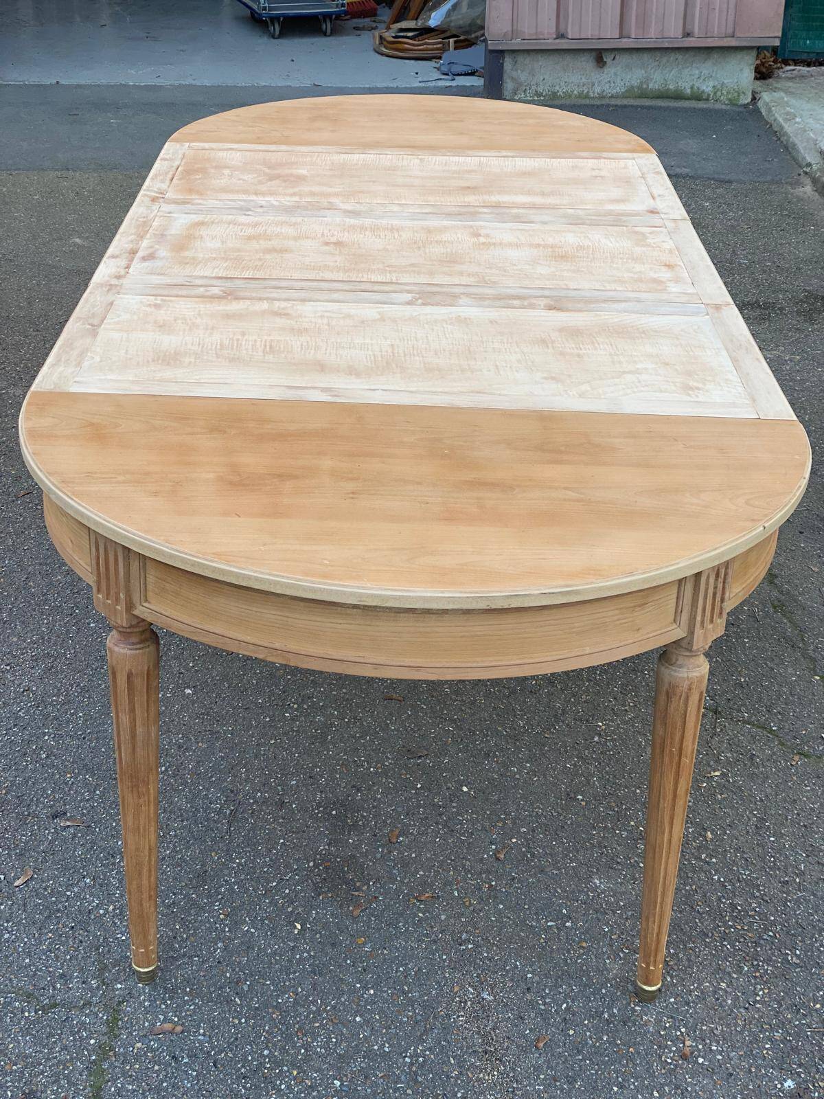 Renovated Louis XVI extendable round table from the 19th century, 260cm.