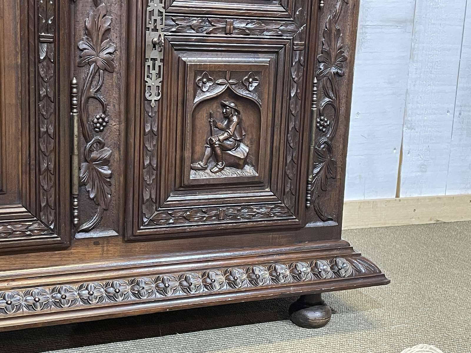 Buffet Breton 2 corps début XXème en châtaignier richement sculpté