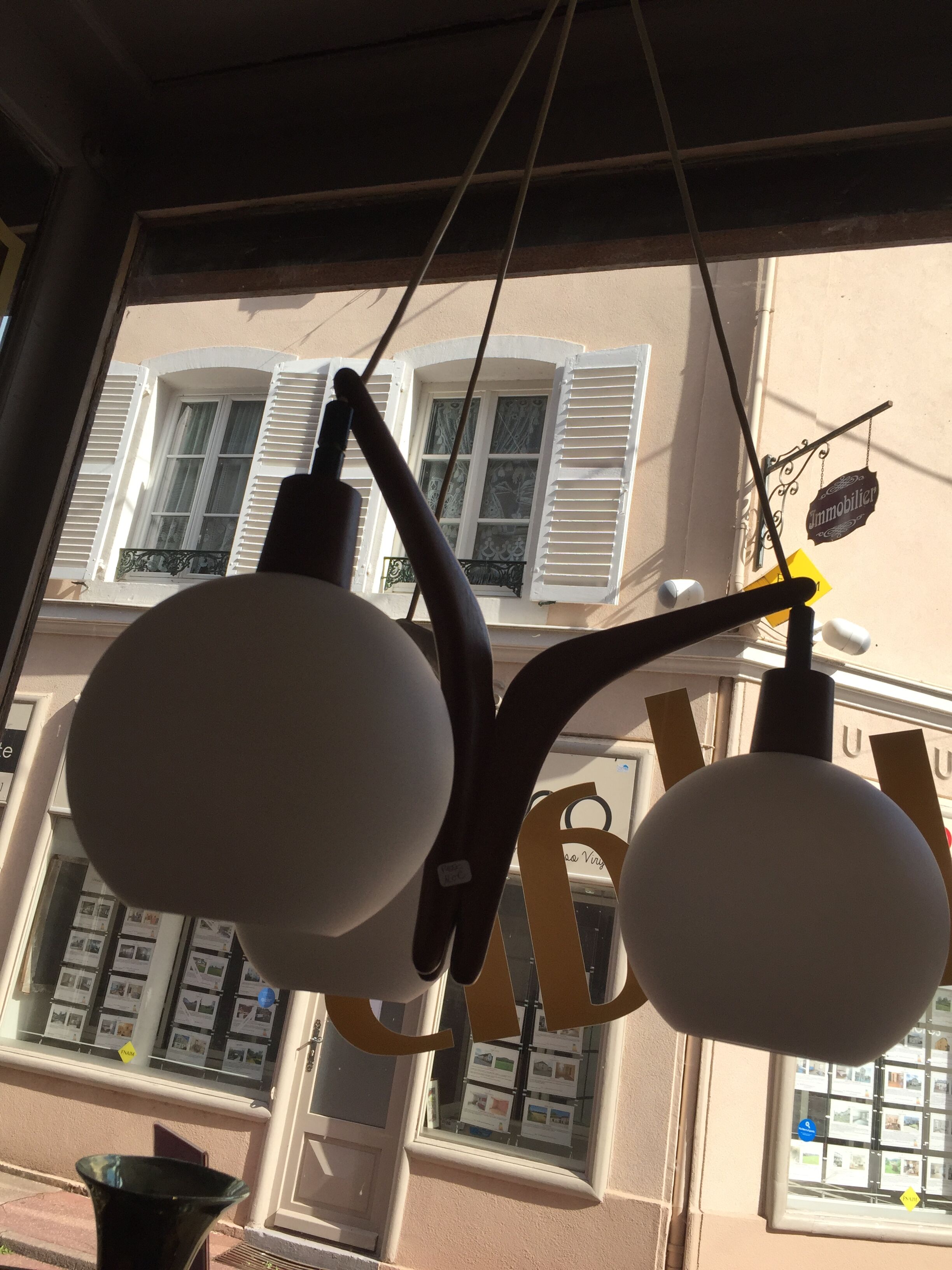Lustre boomerang scandinave en teck  3 globes en opaline