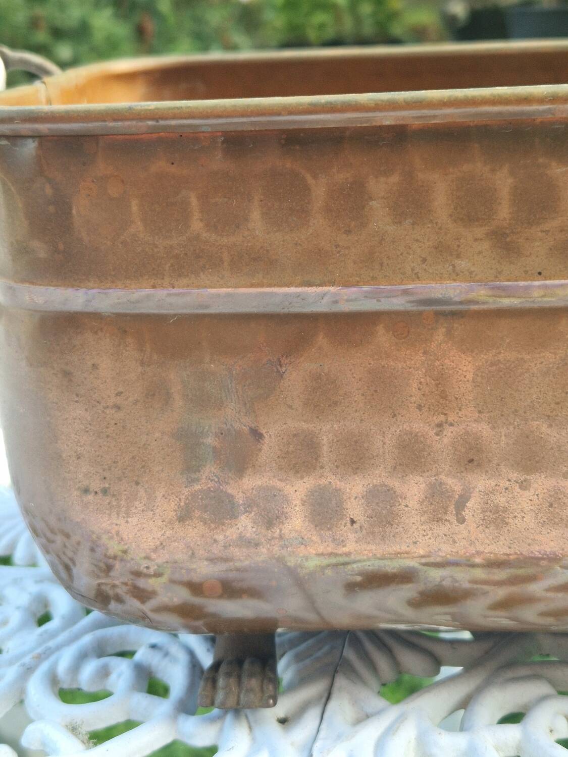 Cache-pot vintage en cuivre avec poignées en céramique et pieds griffe