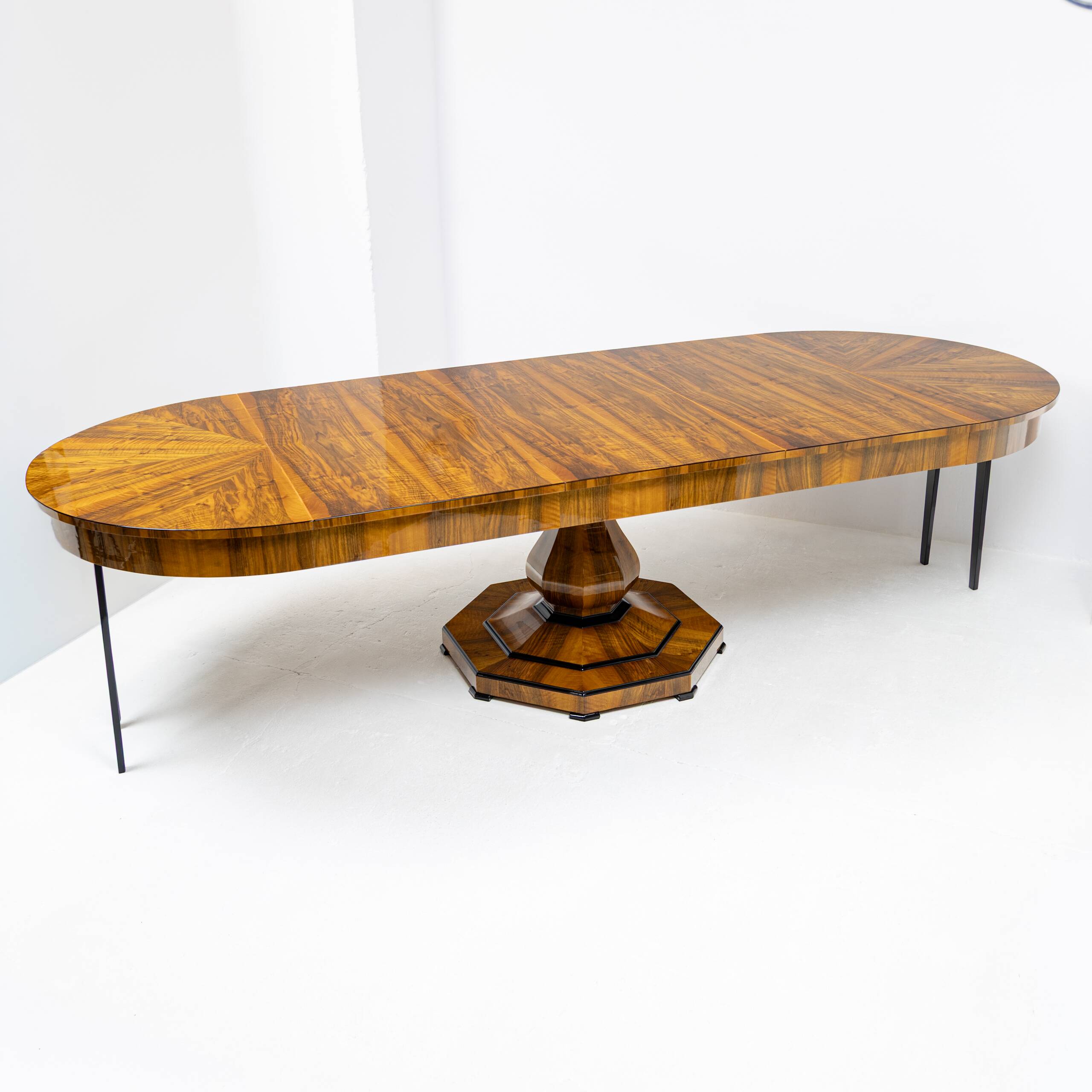 Extendable Biedermeier walnut round table - 1920-1939