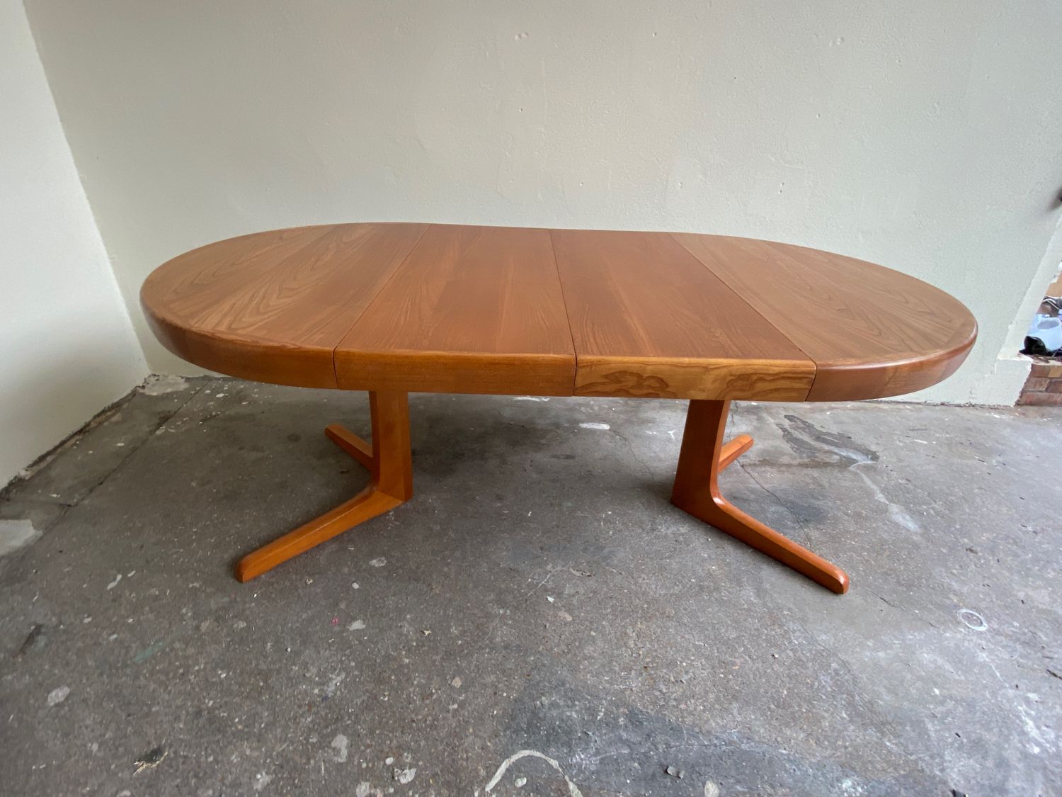 Baumann dining table
