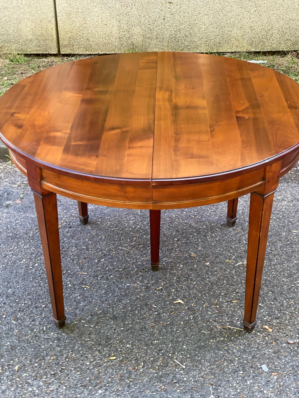 Round extendable dining table Louis XVI in cherry wood from the 1960s.