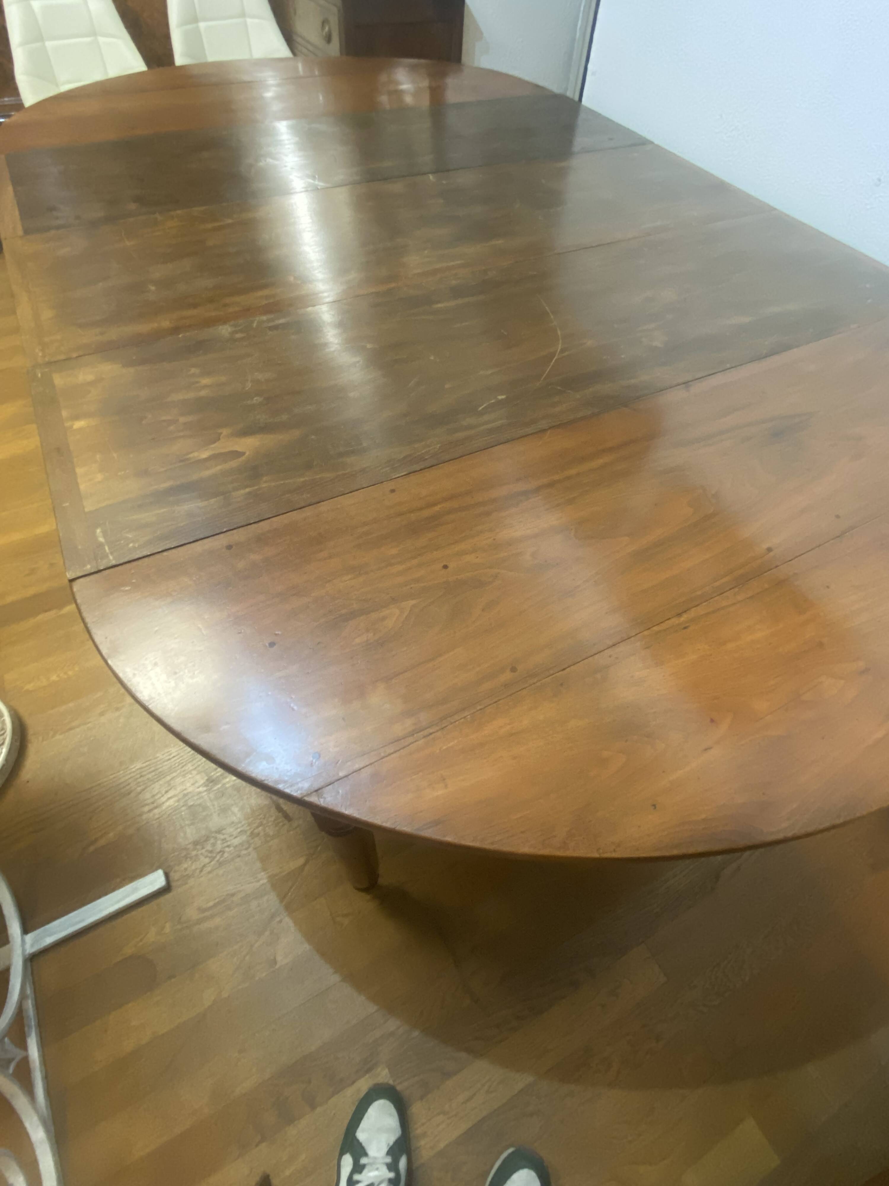 Oval table with 6 legs, 3 extensions, 12 people
