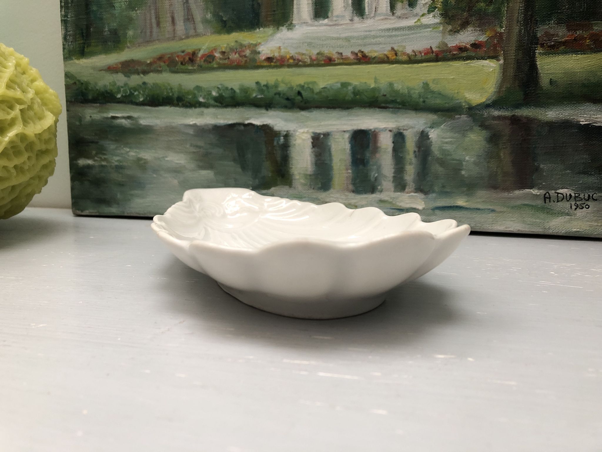 Trinket bowl in antique porcelain, shell-shaped