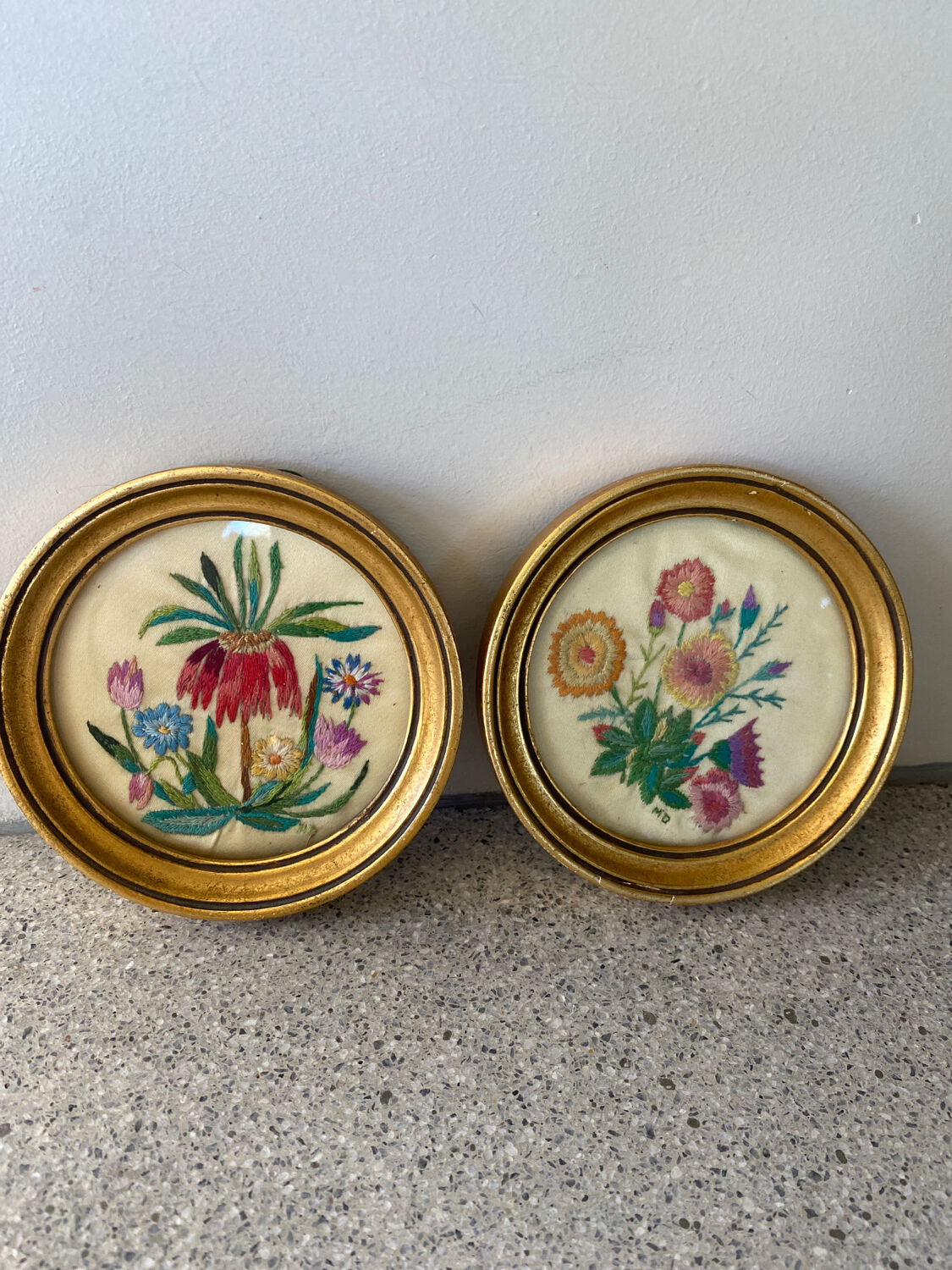 2 medallions embroidery of flowers