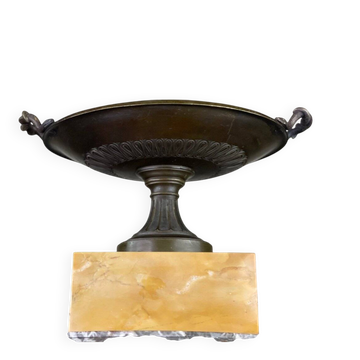 Coupe en bronze sur un socle en marbre jaune de Sienne, début XIXème siècle