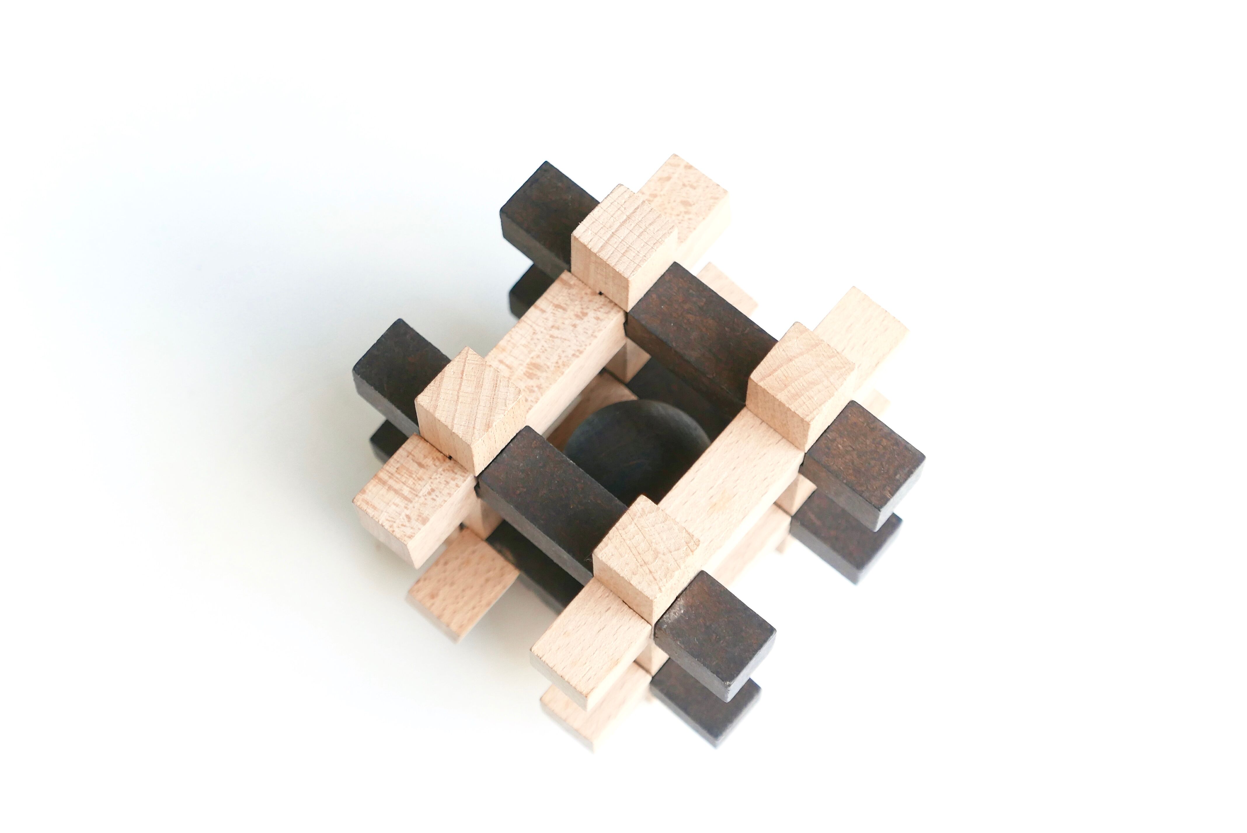 Casse tête sculptural en bois années 70