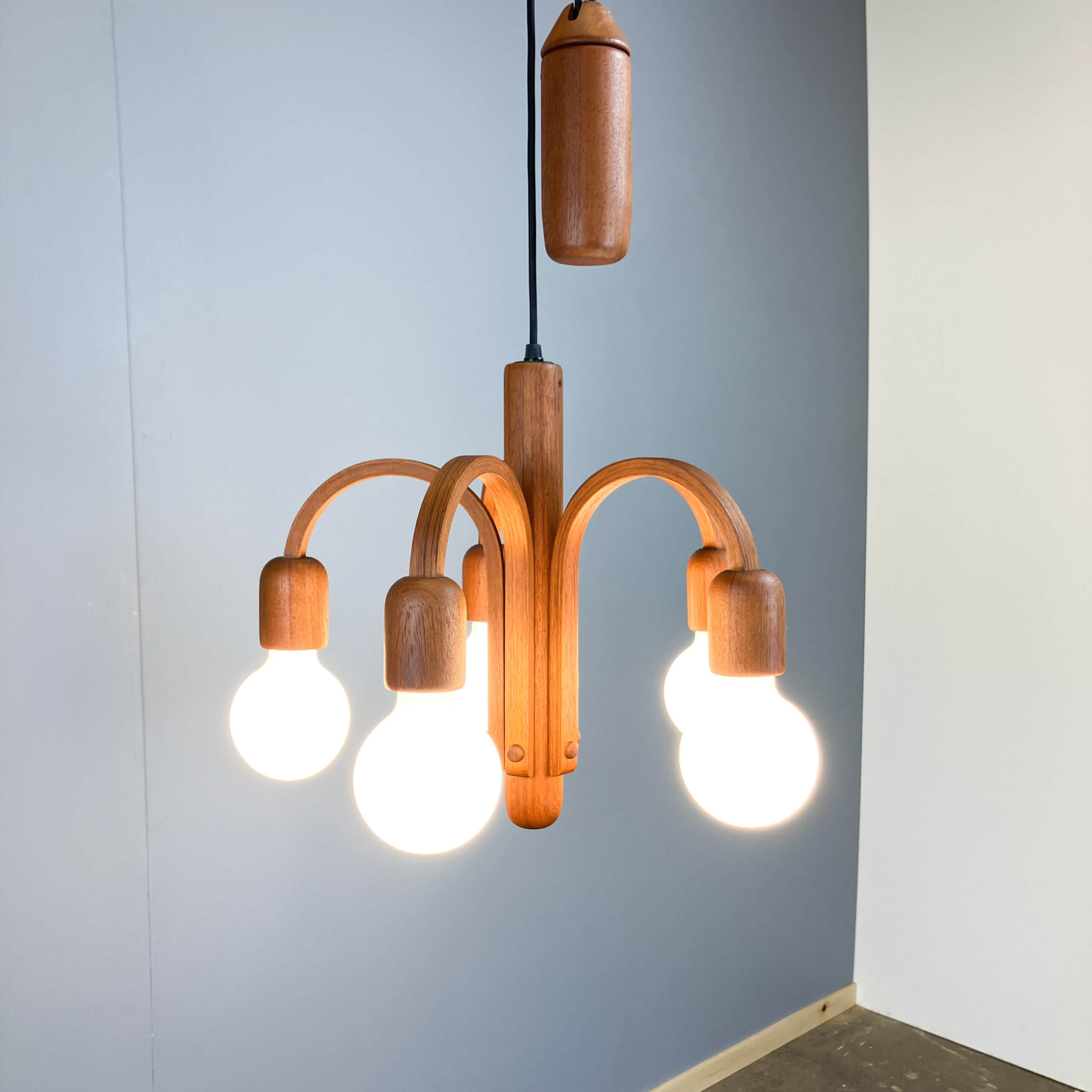 ‘Candela’ chandelier/pendant light by F. G. Schmidt for Domus, teak with 5 globe bulbs, 1960s