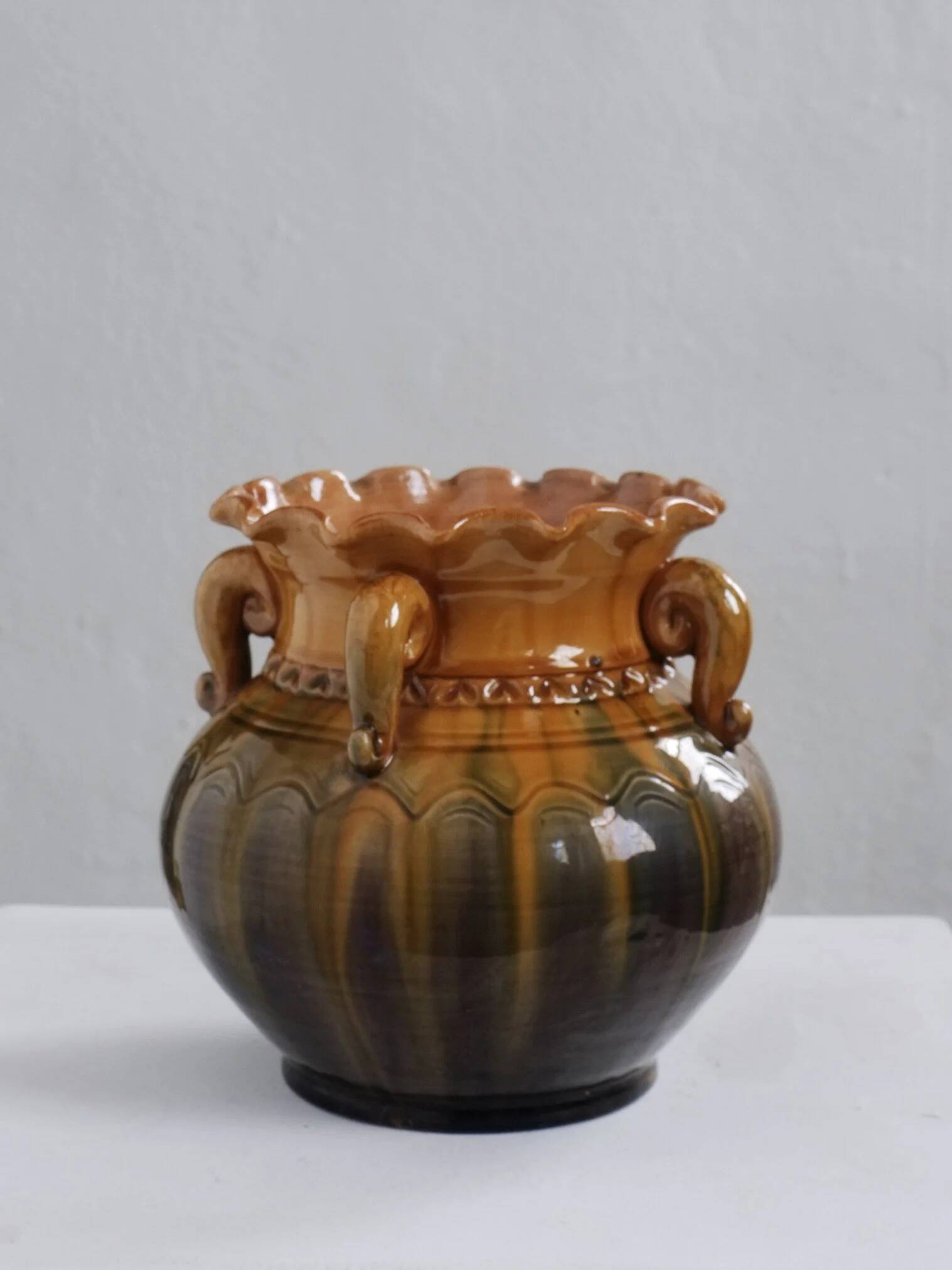 Vase en céramique festonné à anses recourbées | Lettonie | Années 1960