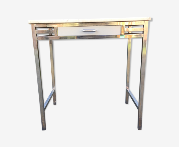 Table vintage à piétement métallique tubulaire carré chromé et plateau en marbre.