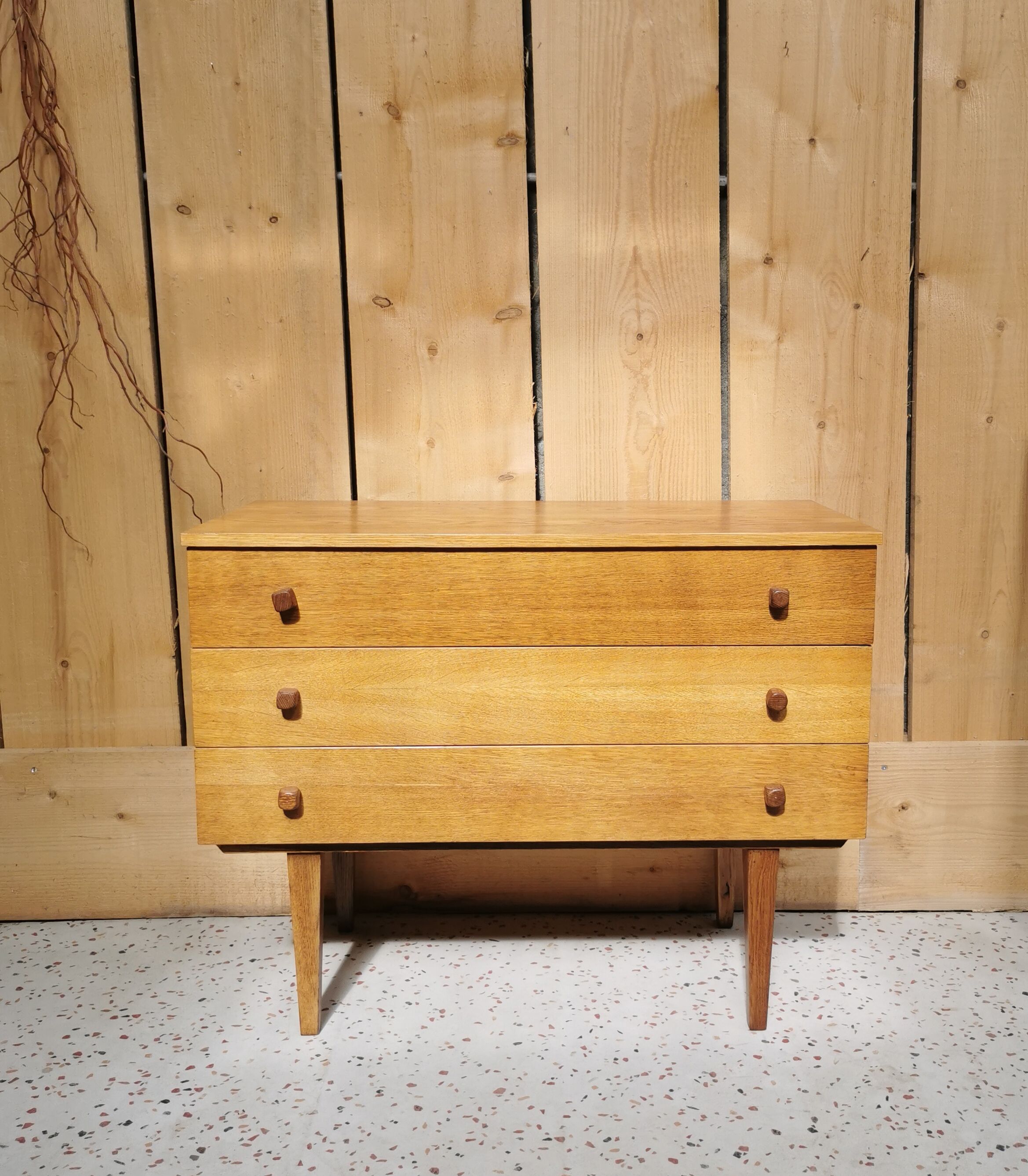 Oak chest of drawers