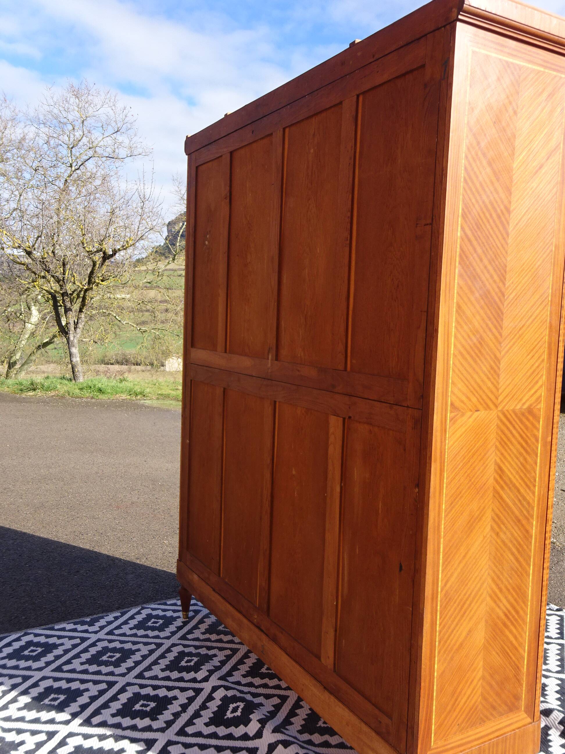 Armoire ancienne style Louis XVI avec bronzes et marqueterie de bois