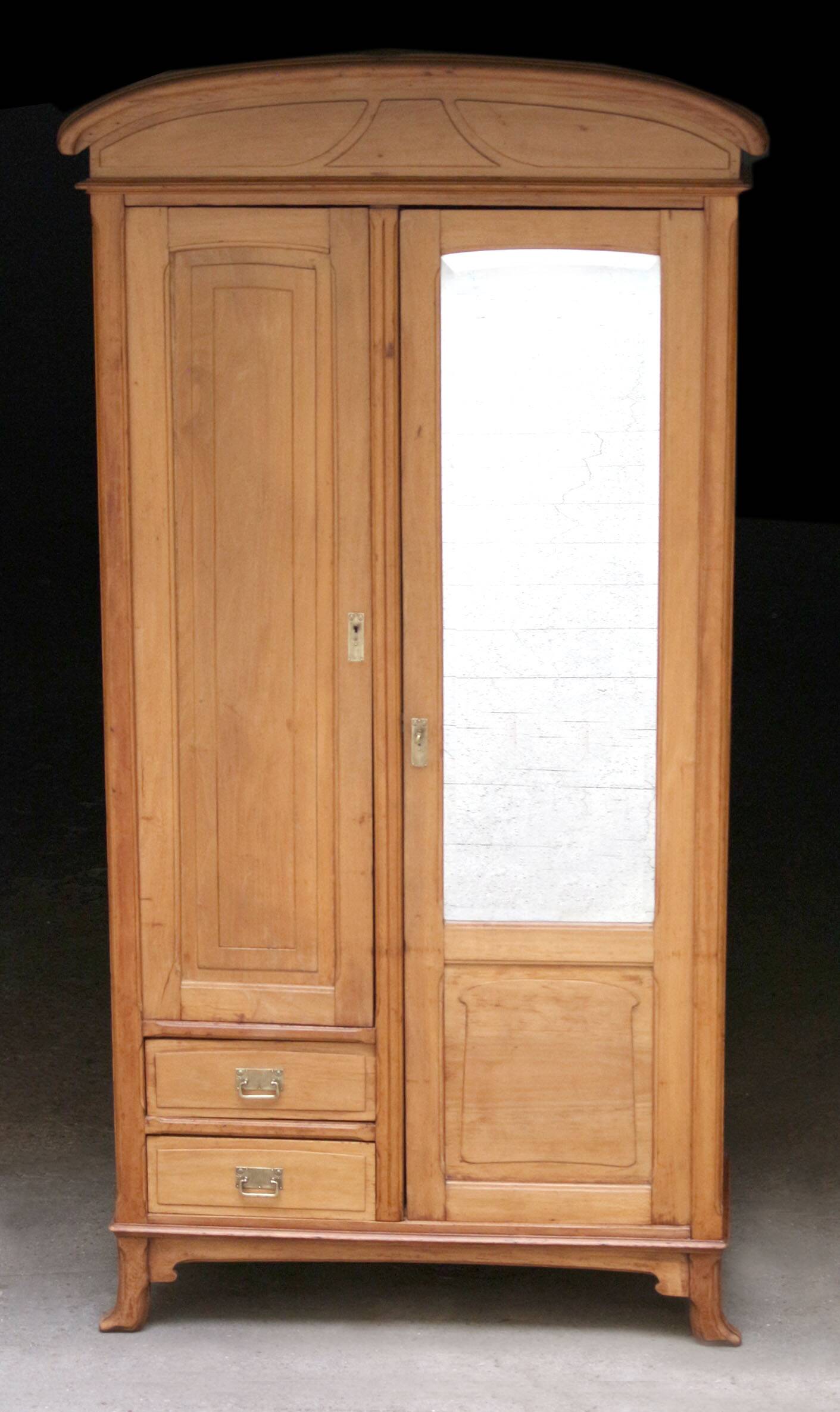 Art Nouveau wardrobe in blond wood with beveled mirror (circa 1909).