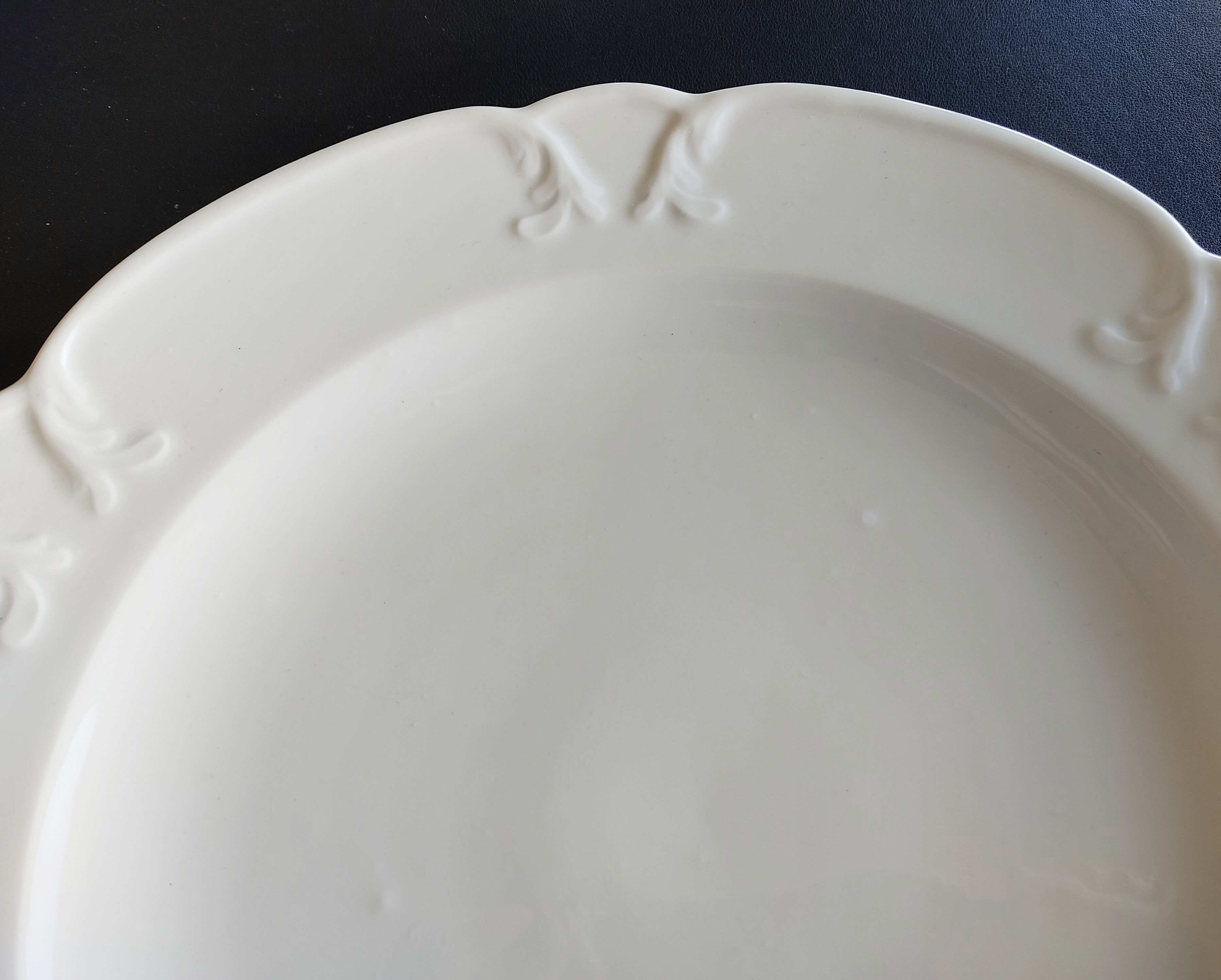 White porcelain dish, circa 1900, 33 cm in diameter