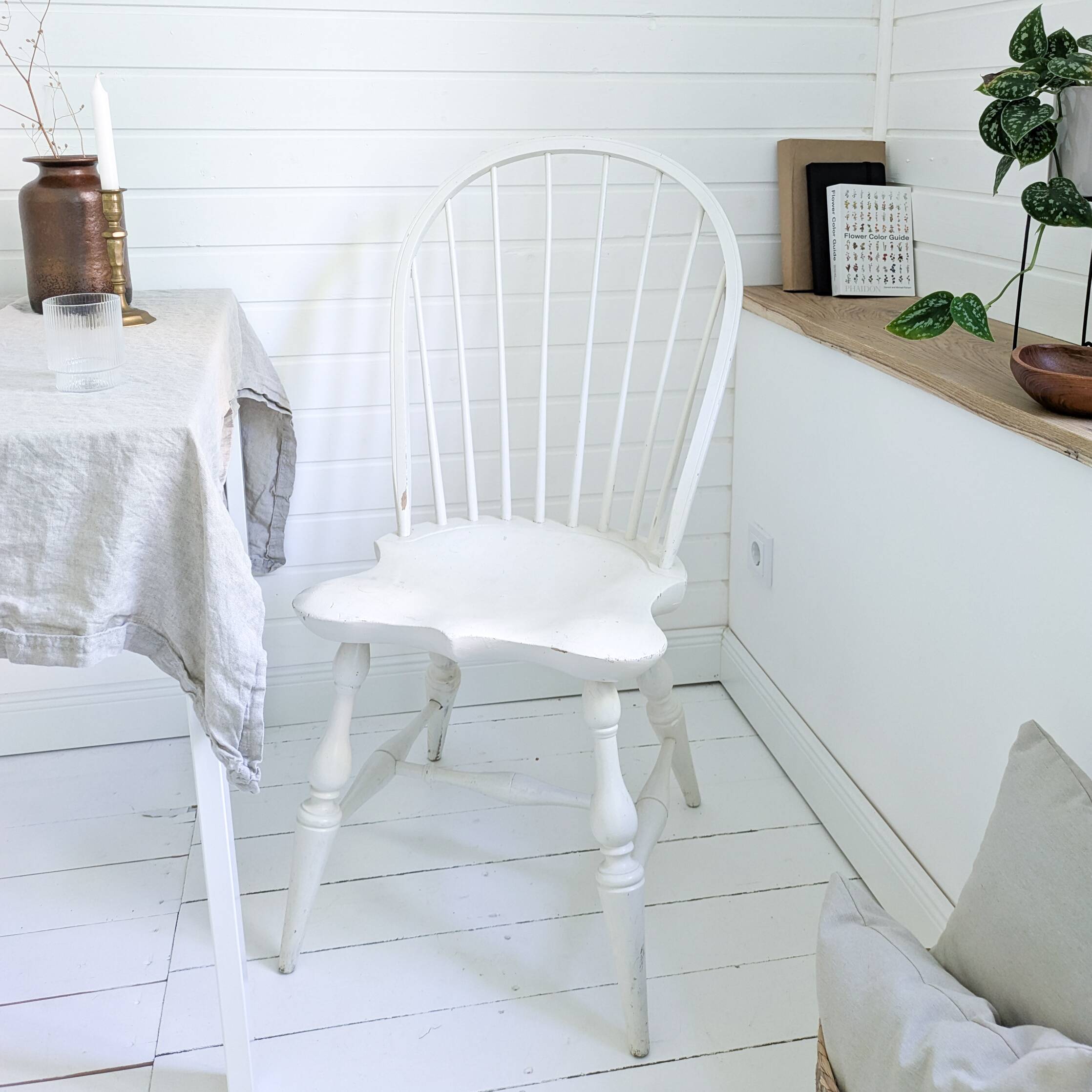 Chaise vintage en bois blanc avec dossier à barreaux, style maison de campagne