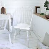 Chaise vintage en bois blanc avec dossier à barreaux, style maison de campagne