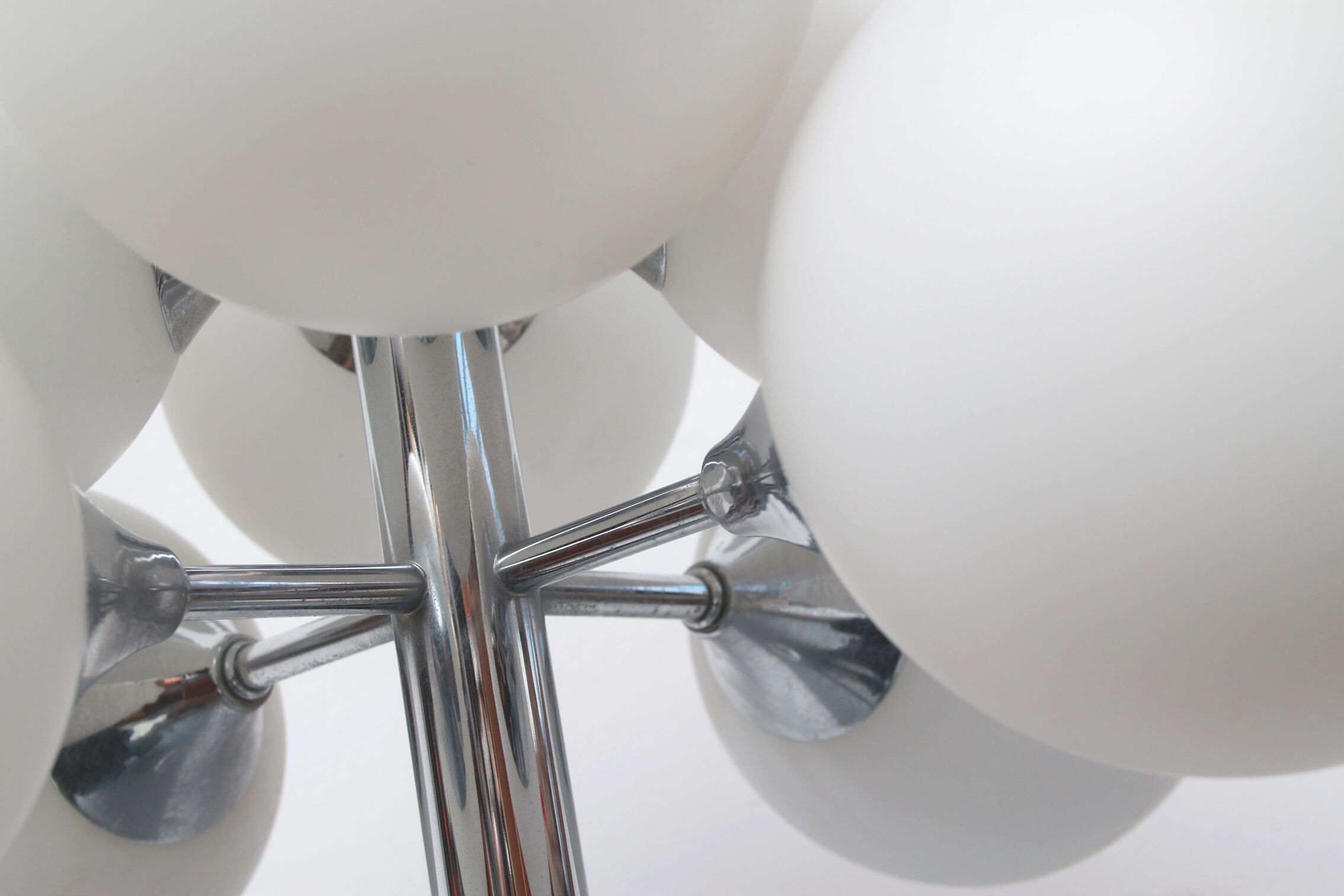 1970s floor lamp in chromed metal and opaline