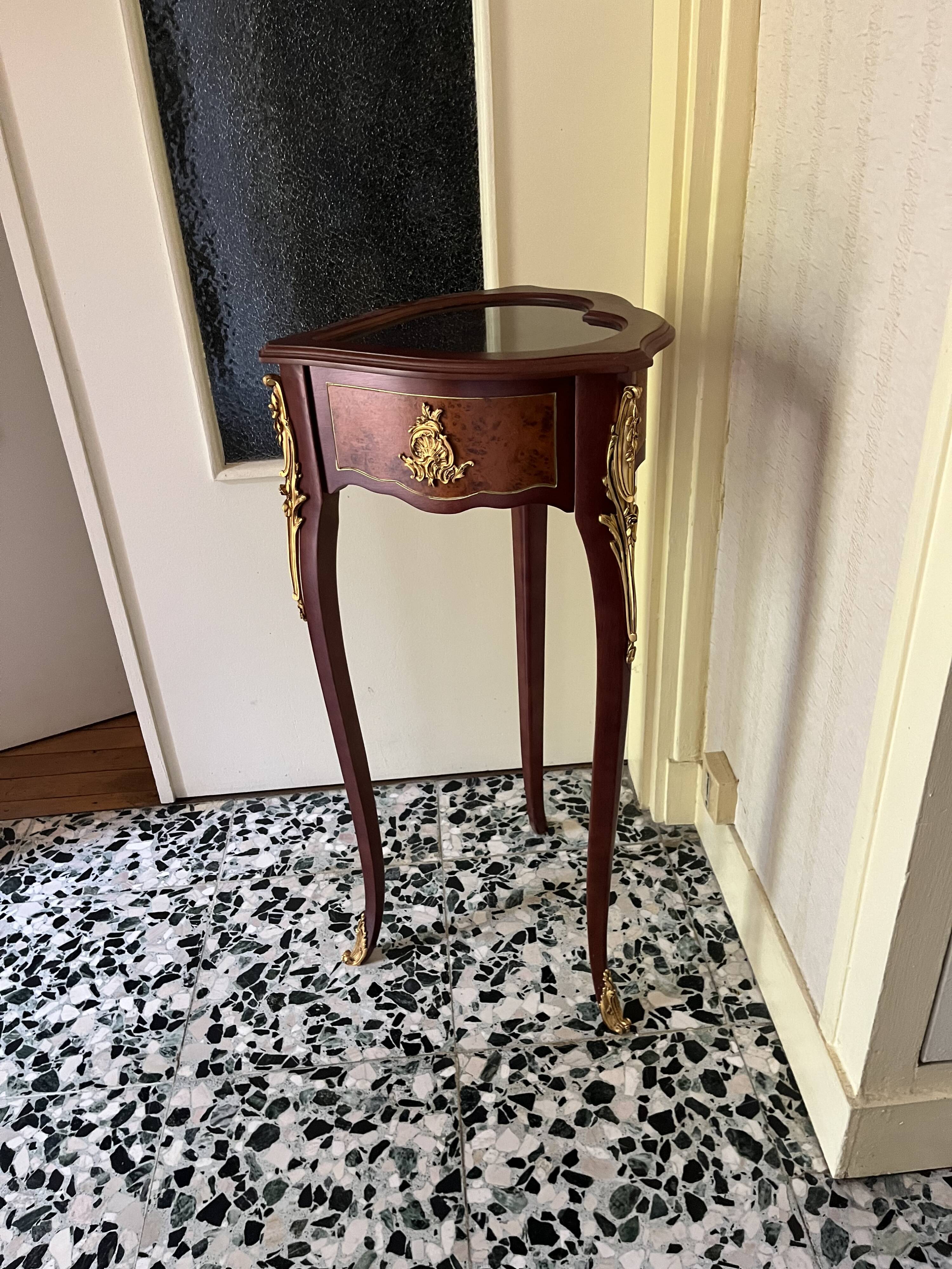 Display table collection Maison Fabergé marketed by Franklin
