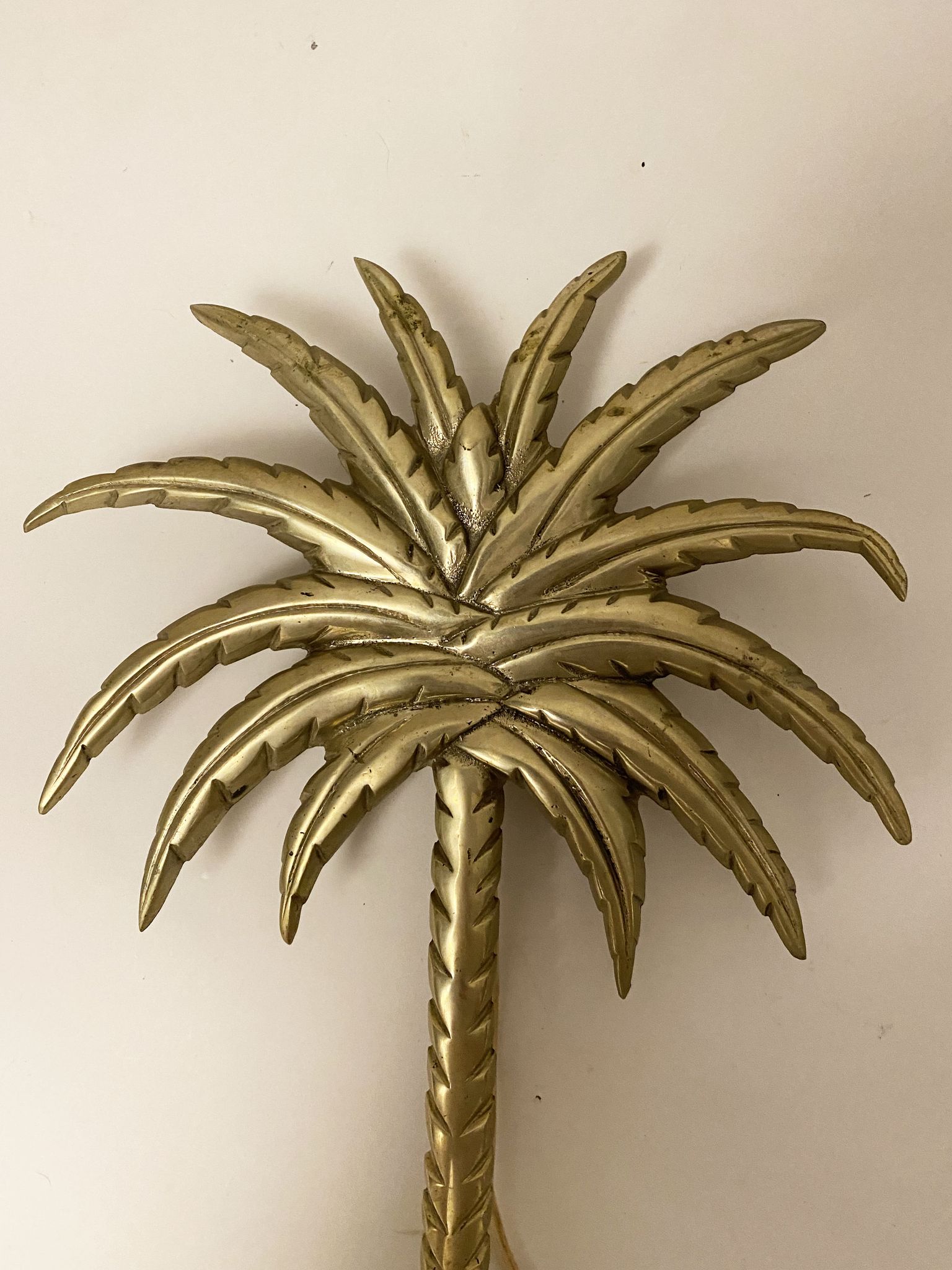 Hollywood Regency wall lamp in palm shape, in gold alloy brass type, from the 60s 70s.